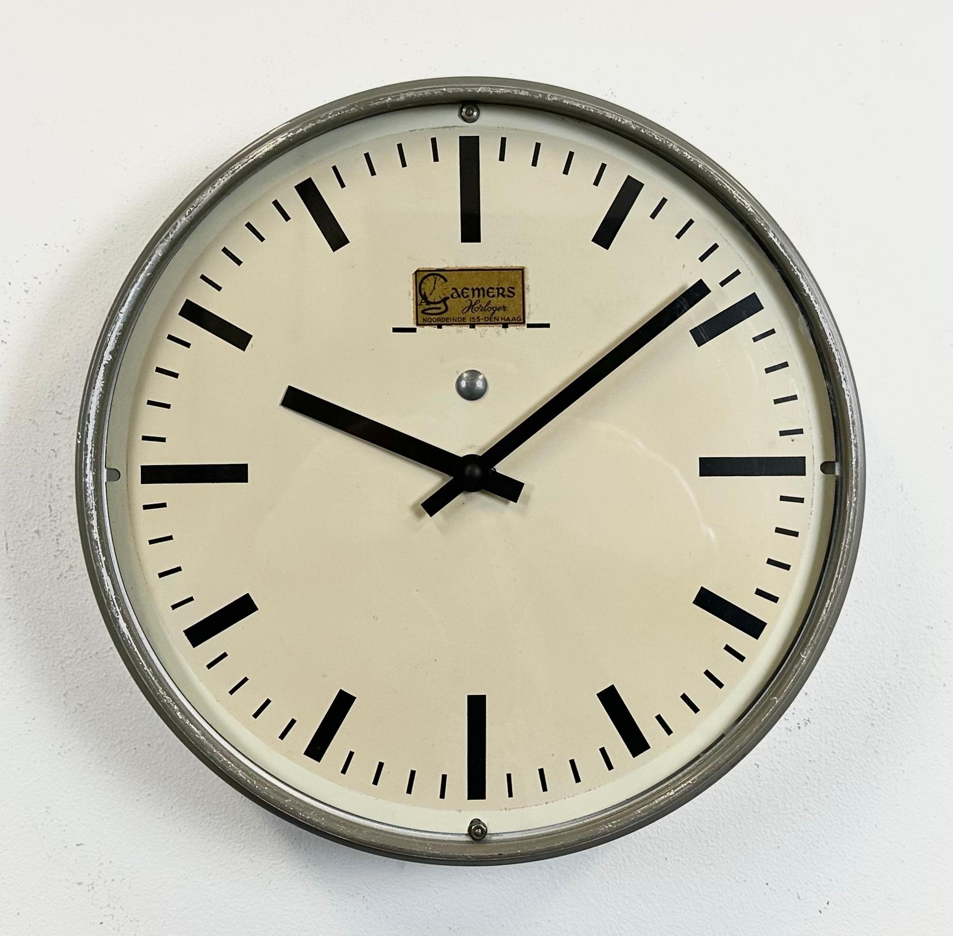 Industriel Horloge murale néerlandaise vintage de Gaemers Horloger  1950s en vente