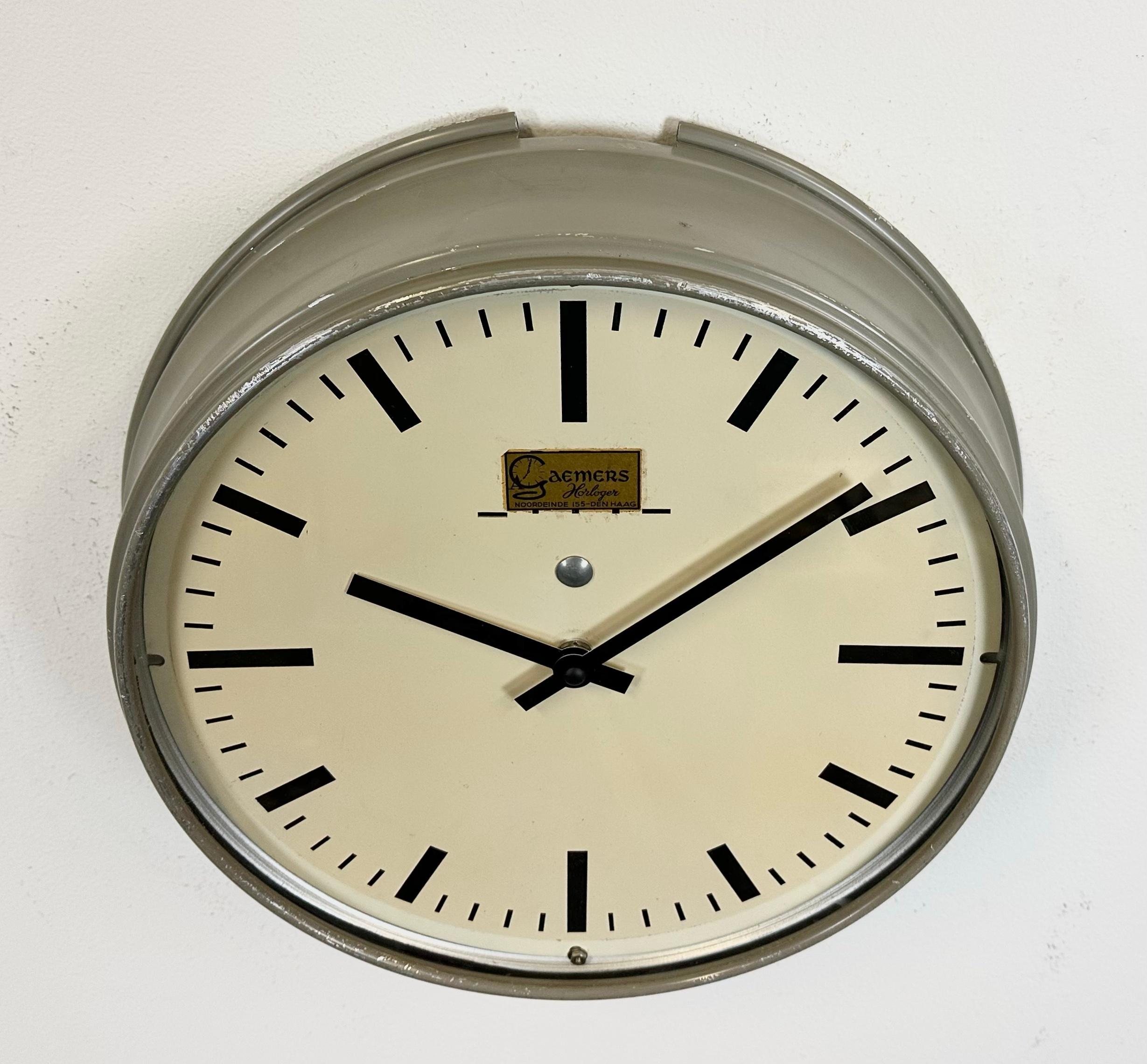 Vintage Dutch Wall Clock from Gaemers Horloger,  1950s In Good Condition For Sale In Kojetice, CZ
