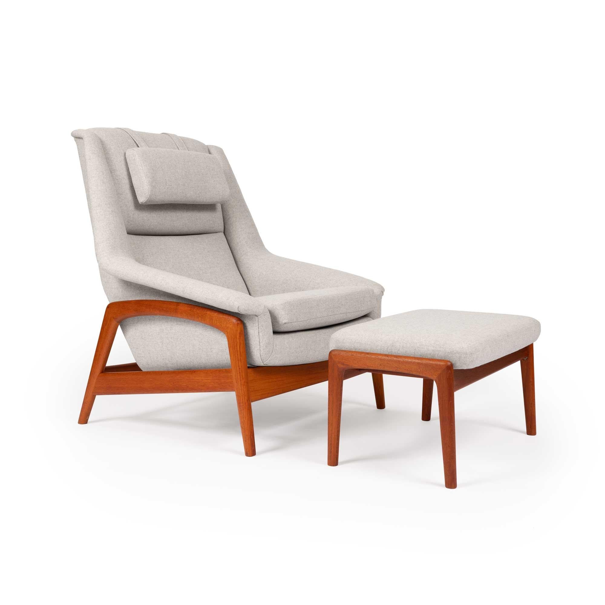 Questa poltrona lounge, disegnata da Folke Ohlsson, è stata prodotta dal produttore di mobili svedese Dux. Dux è nota per il suo design scandinavo elegante e funzionale. Questa sedia è un importante esempio di arredamento moderno di metà secolo ed è