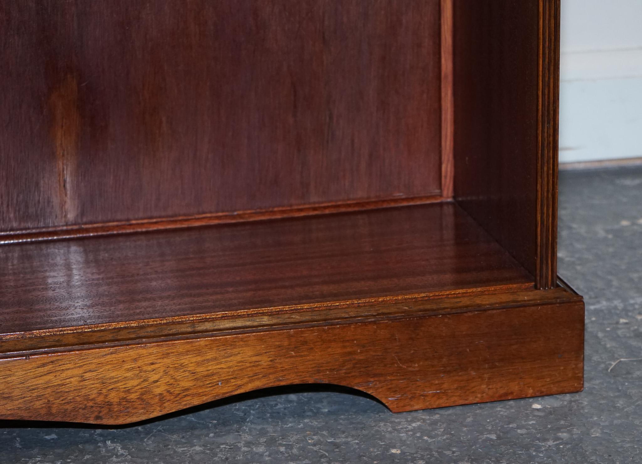 VINTAGE DWARF OPEN BOOKCASE WiTH FIXED SHELVES In Good Condition For Sale In Pulborough, GB