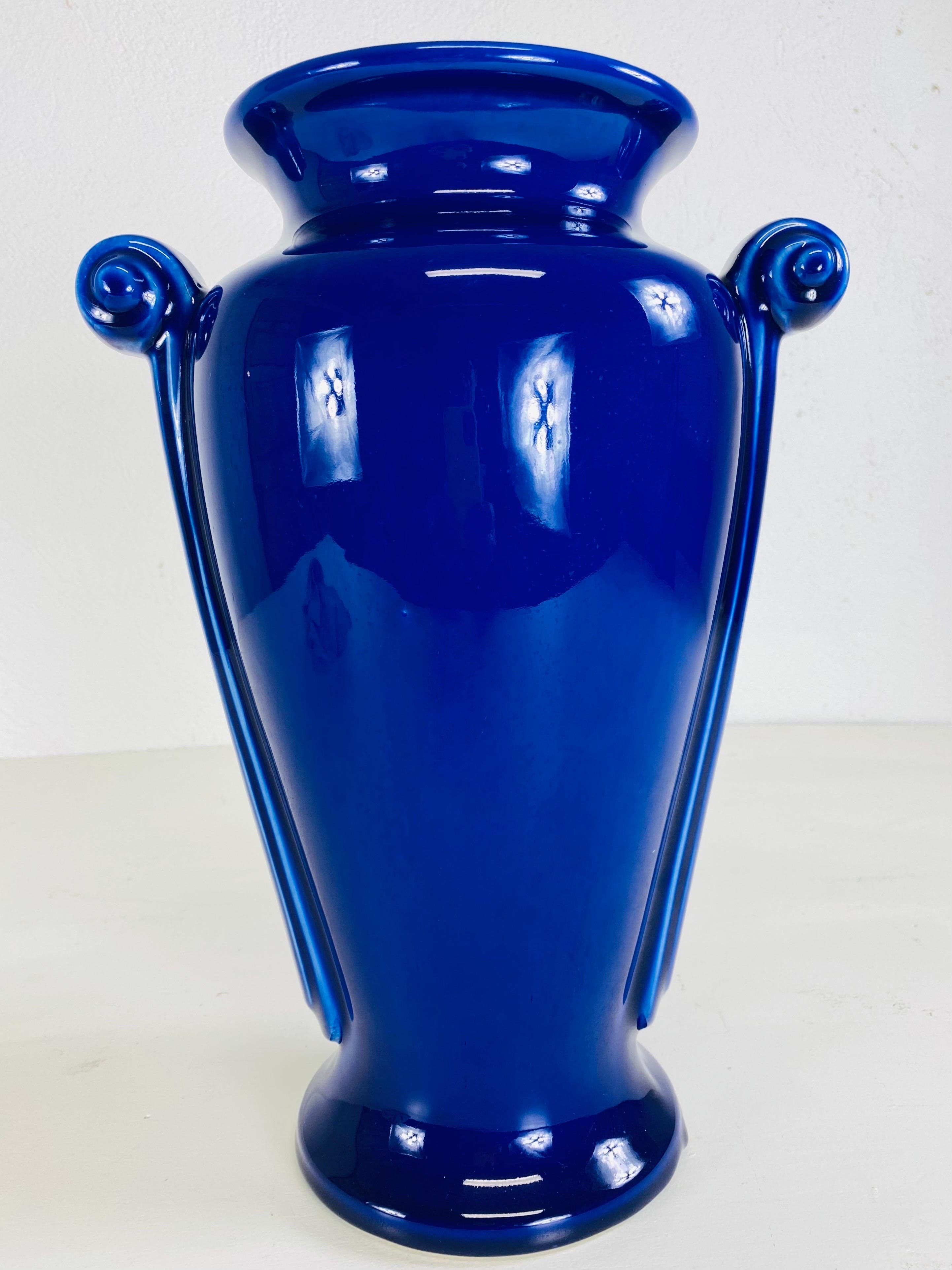 Vintage dynamic cobalt blue art deco style pottery vase. For Sale 3