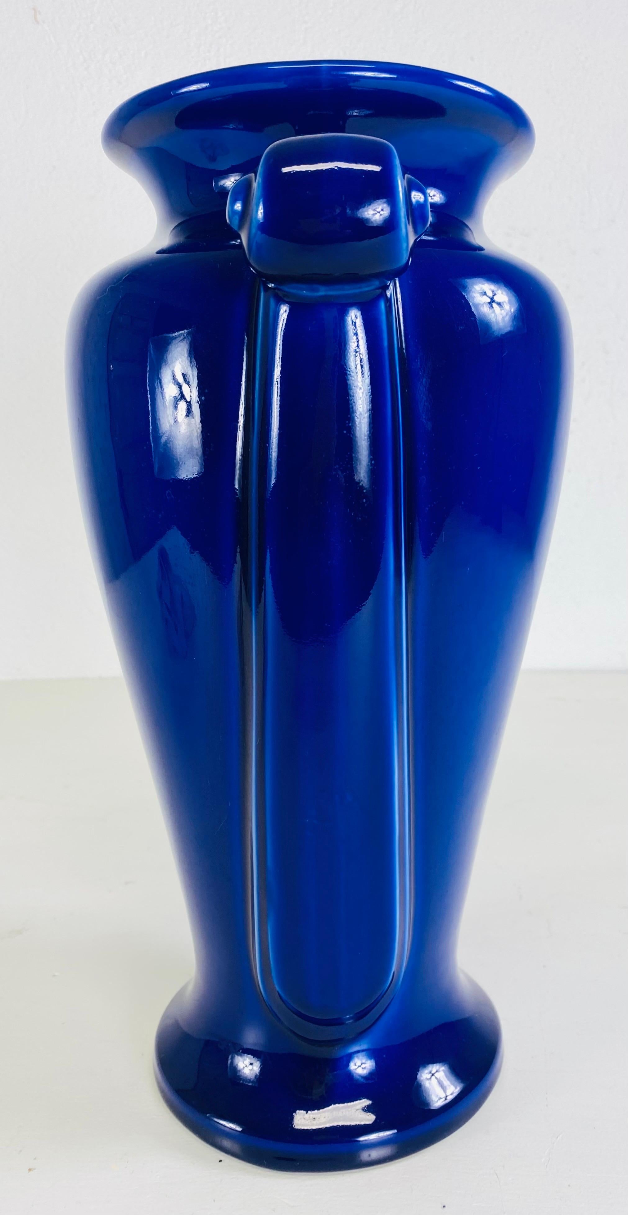 Vintage dynamic cobalt blue art deco style pottery vase. In Good Condition For Sale In Allentown, PA