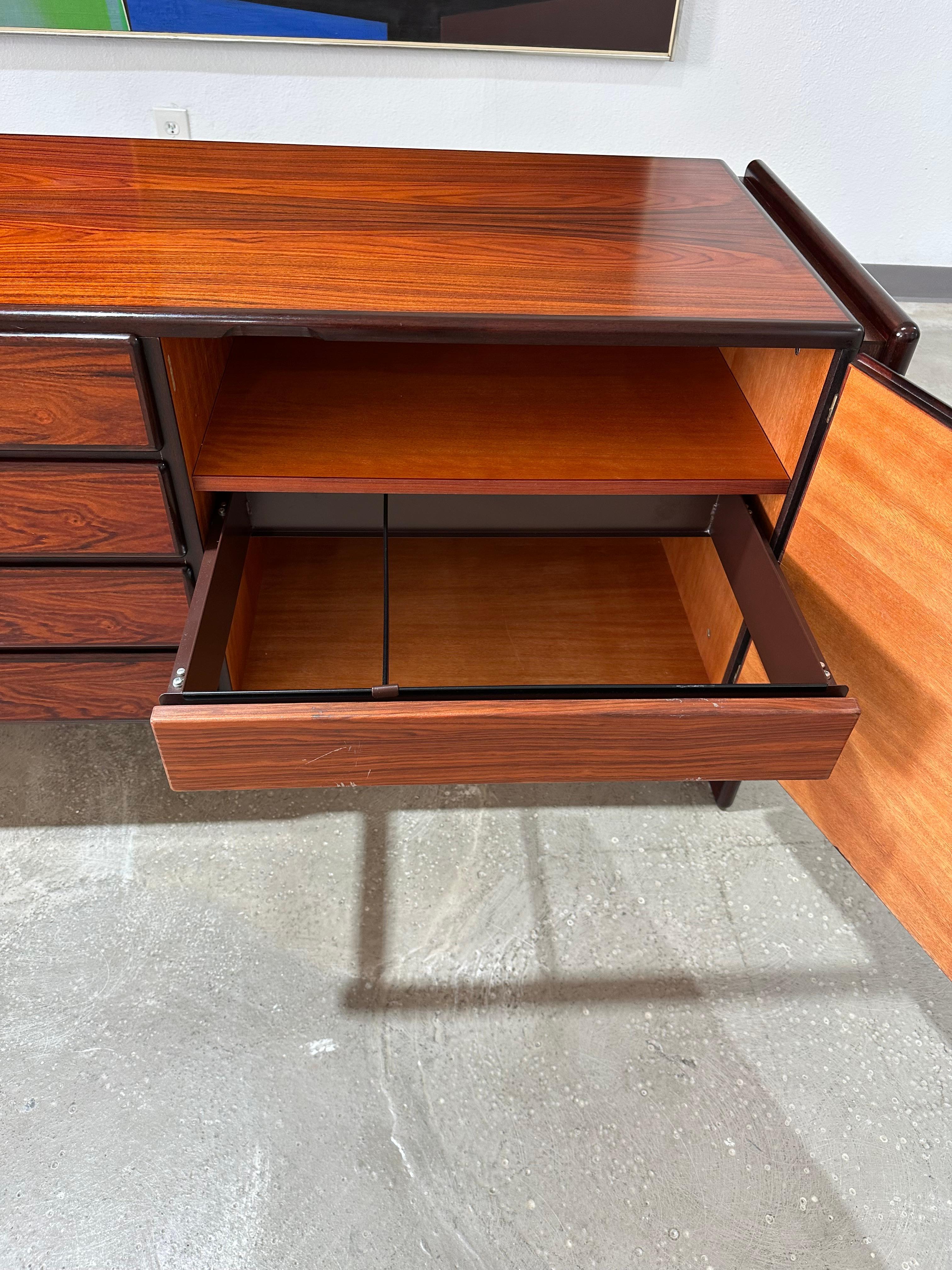Vintage Dyrlund Stil Palisander Kredenz im Angebot 1