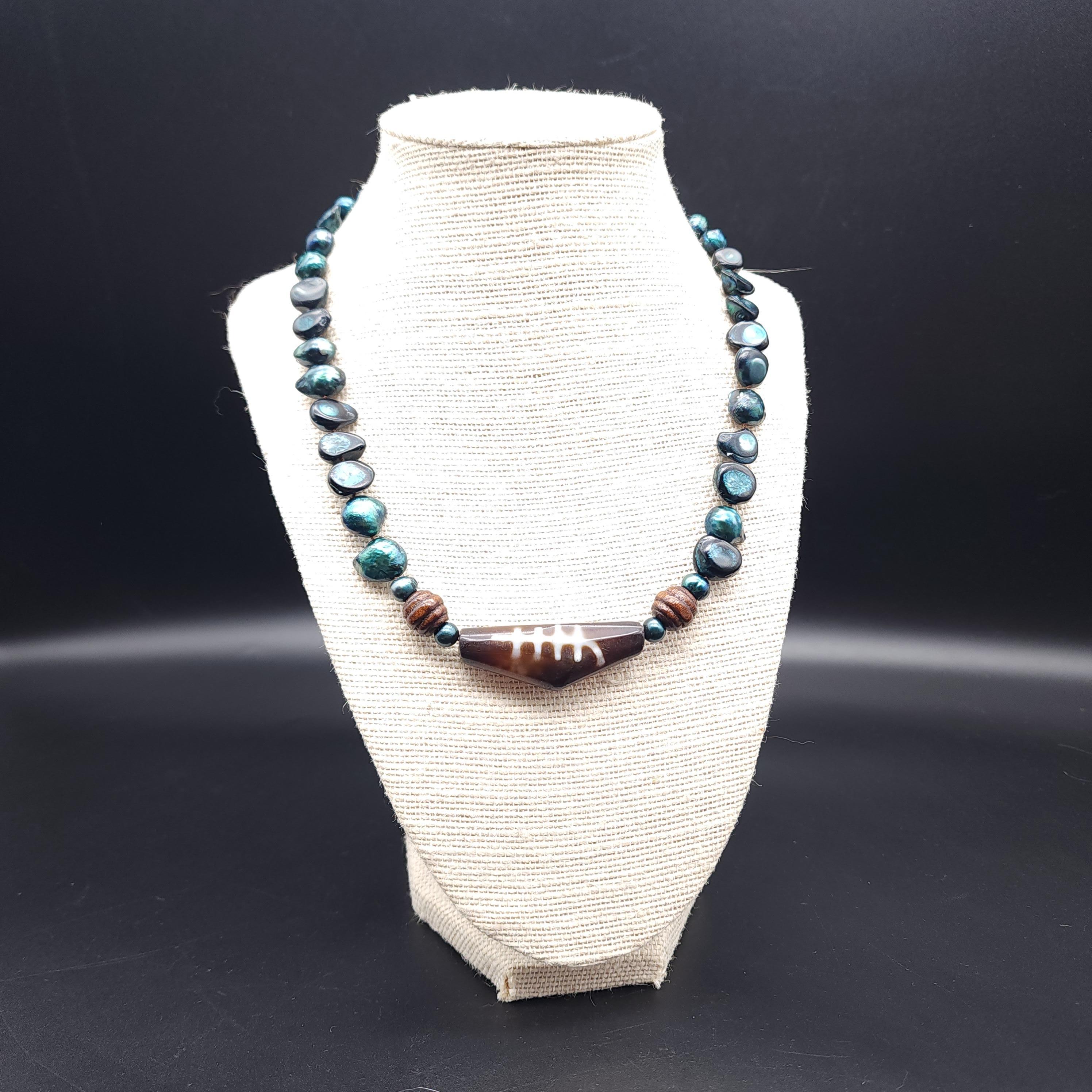Necklace length: 45 cm / 17 3/4 in
Beads vary, average size 1cm
Dzi pendant: 4.4 cm / 1.75 in wide
Marks / Hallmarks: 925 on clasp

Elevate your style with our exquisite vintage freshwater pearl bead necklace, featuring captivating blue and green