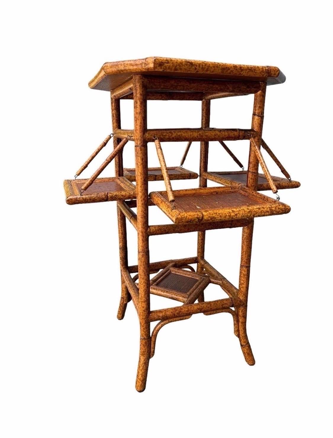 La table vintage en bambou de Manille de style colonial britannique E. Murio présente un plateau de forme octogonale, un design classique que l'on retrouve souvent dans les meubles de l'époque coloniale.

Le plateau en rotin ajoute une texture
