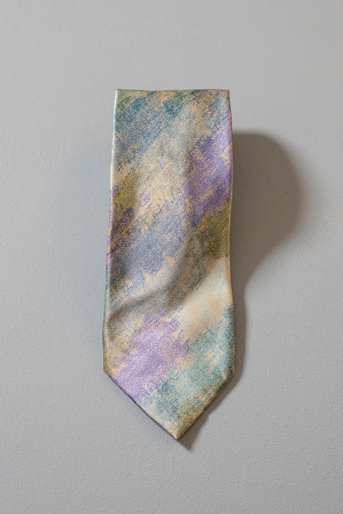 Vintage È un Multiplo di Gerardo tie, It is made of 100% silk, thanks to its soft pastel colors it is ideal for a summer evening or a romantic evening, and have a fresh and light look able to lighten the formality of your outfit. Silk ties are
