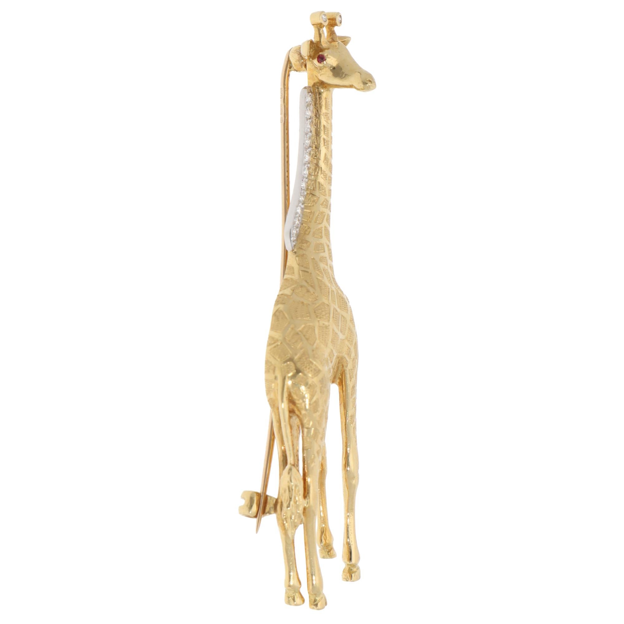 Brilliant Cut Vintage E. Wolfe & Co. Diamond Giraffe Brooch in Yellow Gold For Sale