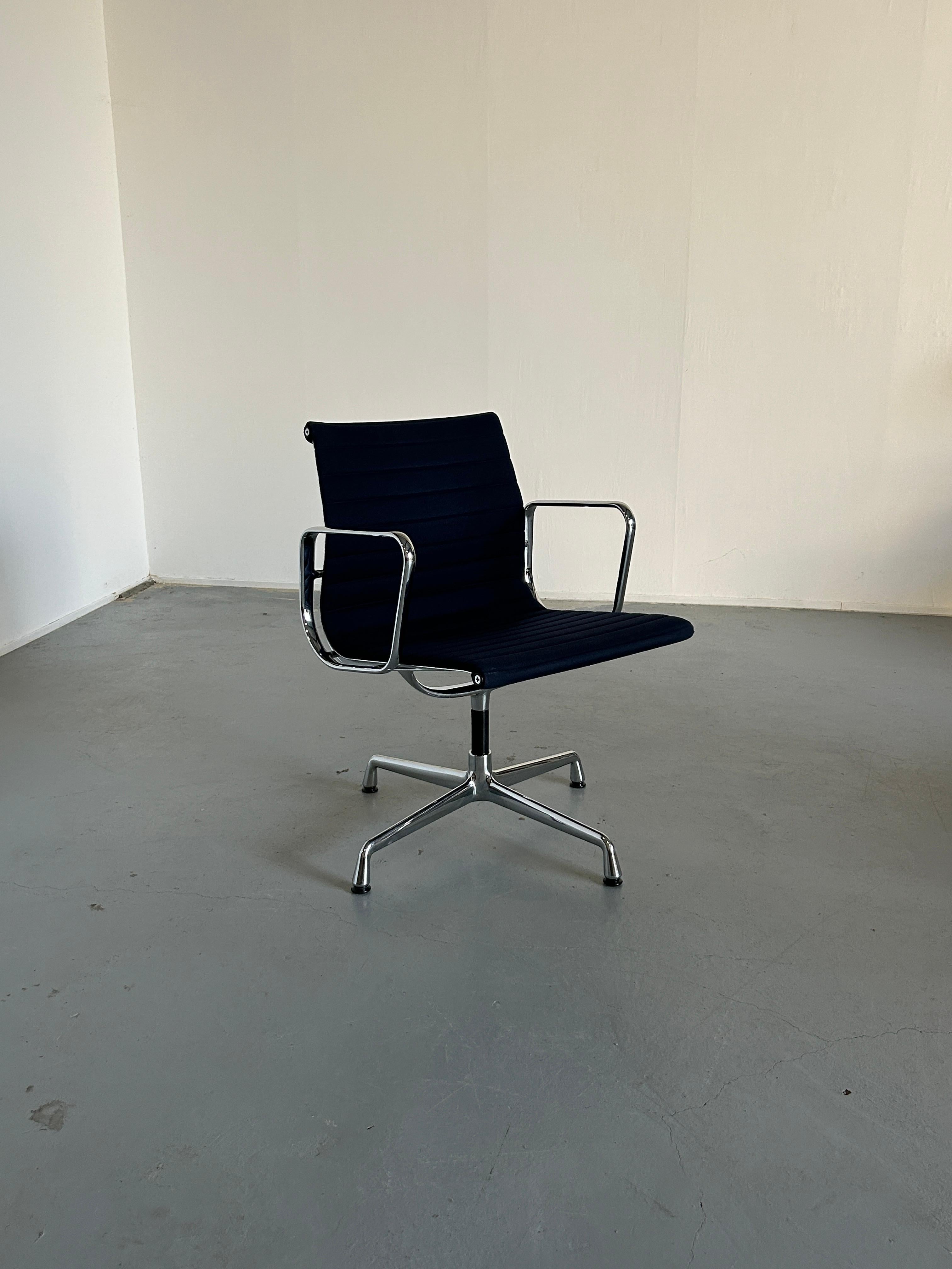 Chaises originales en aluminium EA108 conçues par Charles et Ray Eames en 1958.
Base en aluminium chromé et siège en tissu bleu avec mécanisme pivotant. Édition Vitra, signée.
Une qualité de production exceptionnelle.

Produit en 1990. 

Dans l'état