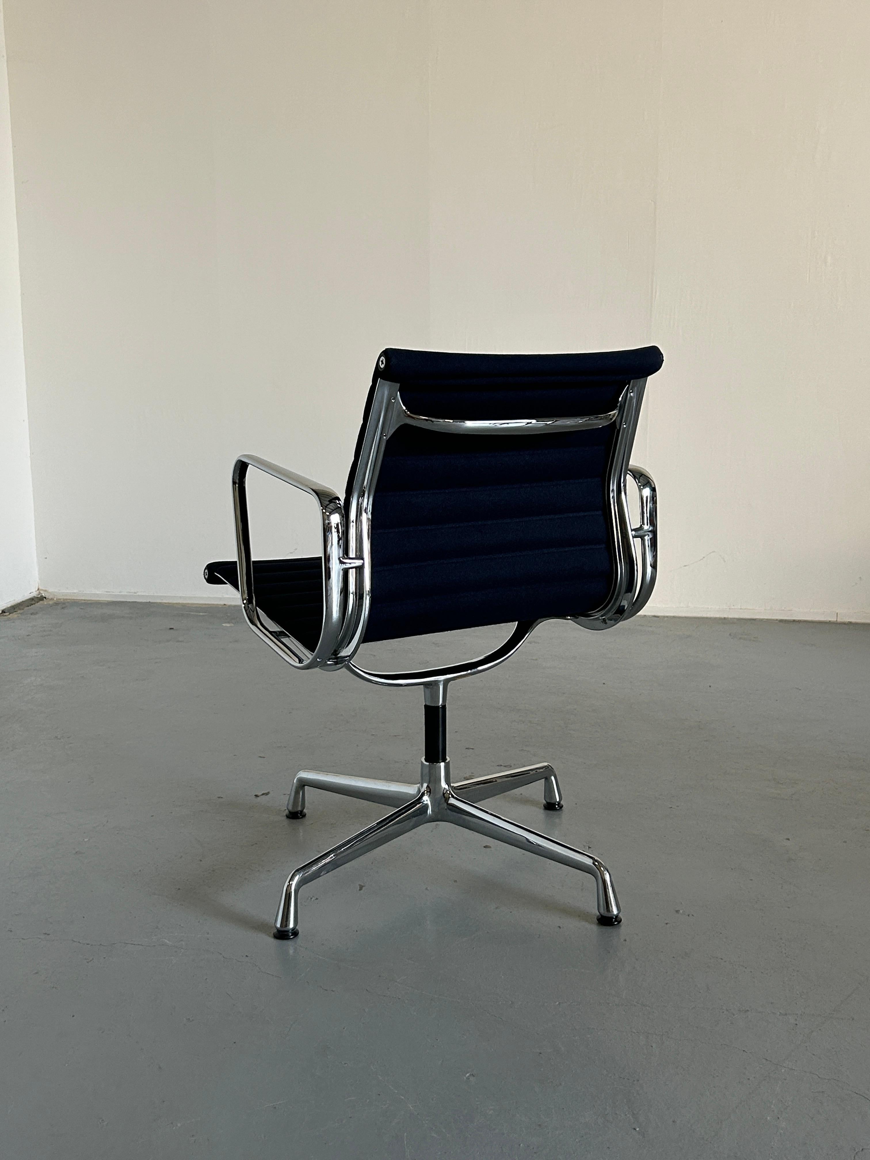 Mid-Century Modern Chaise de bureau vintage EA 108 en aluminium par Charles & Ray Eames pour Vitra, 1990 
