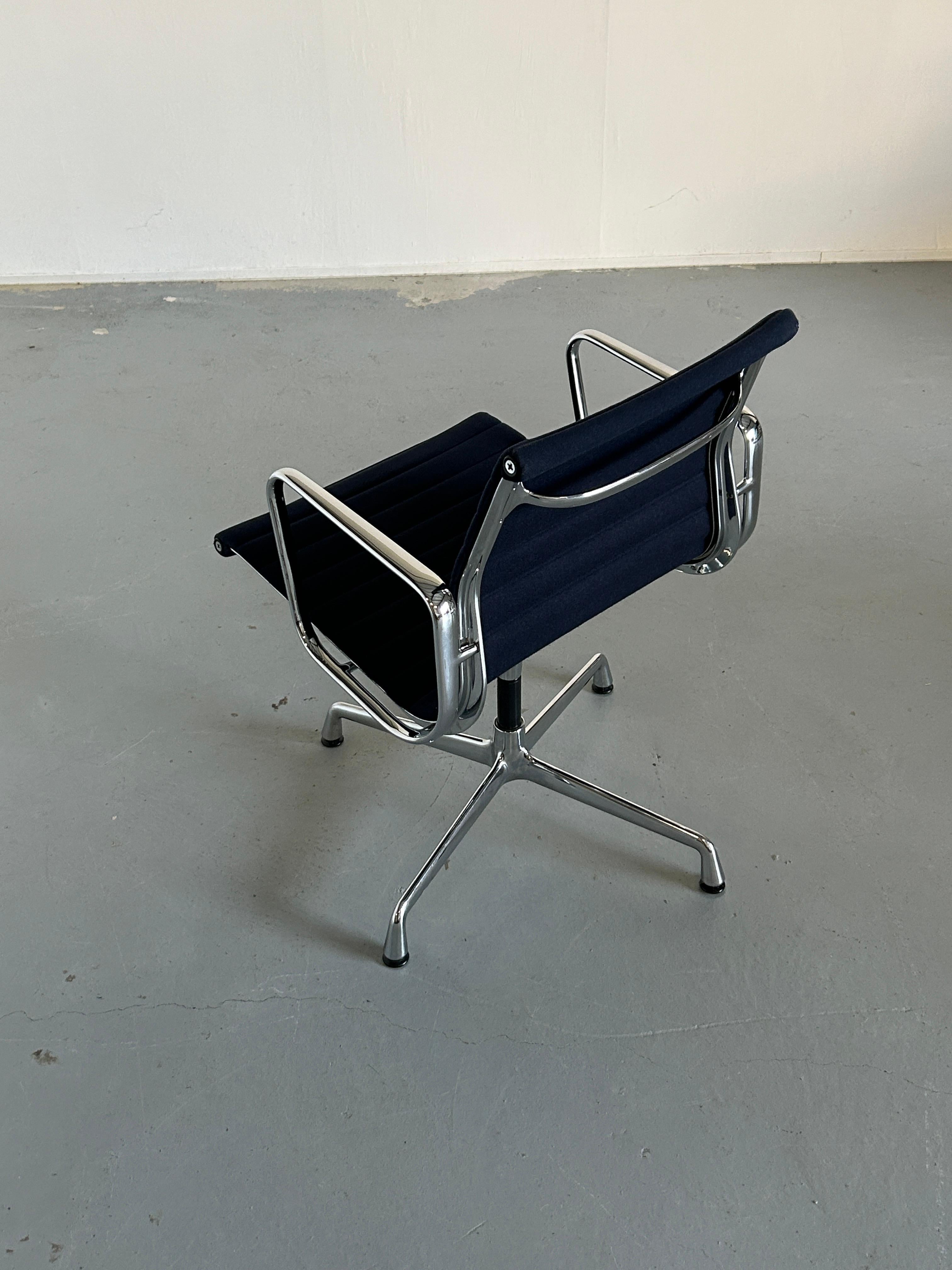 Suisse Chaise de bureau vintage EA 108 en aluminium par Charles & Ray Eames pour Vitra, 1990 