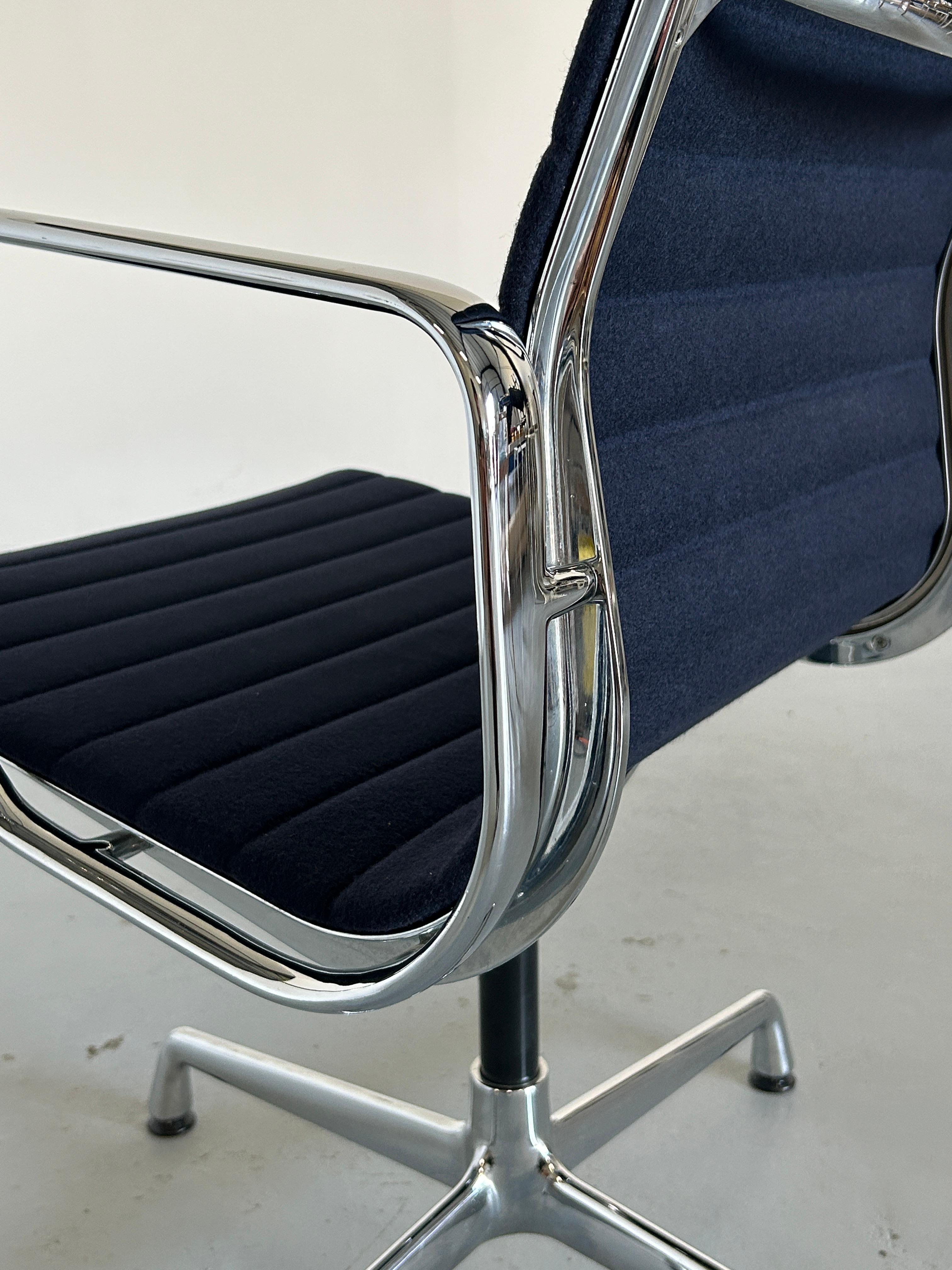 Fin du 20e siècle Chaise de bureau vintage EA 108 en aluminium par Charles & Ray Eames pour Vitra, 1990 