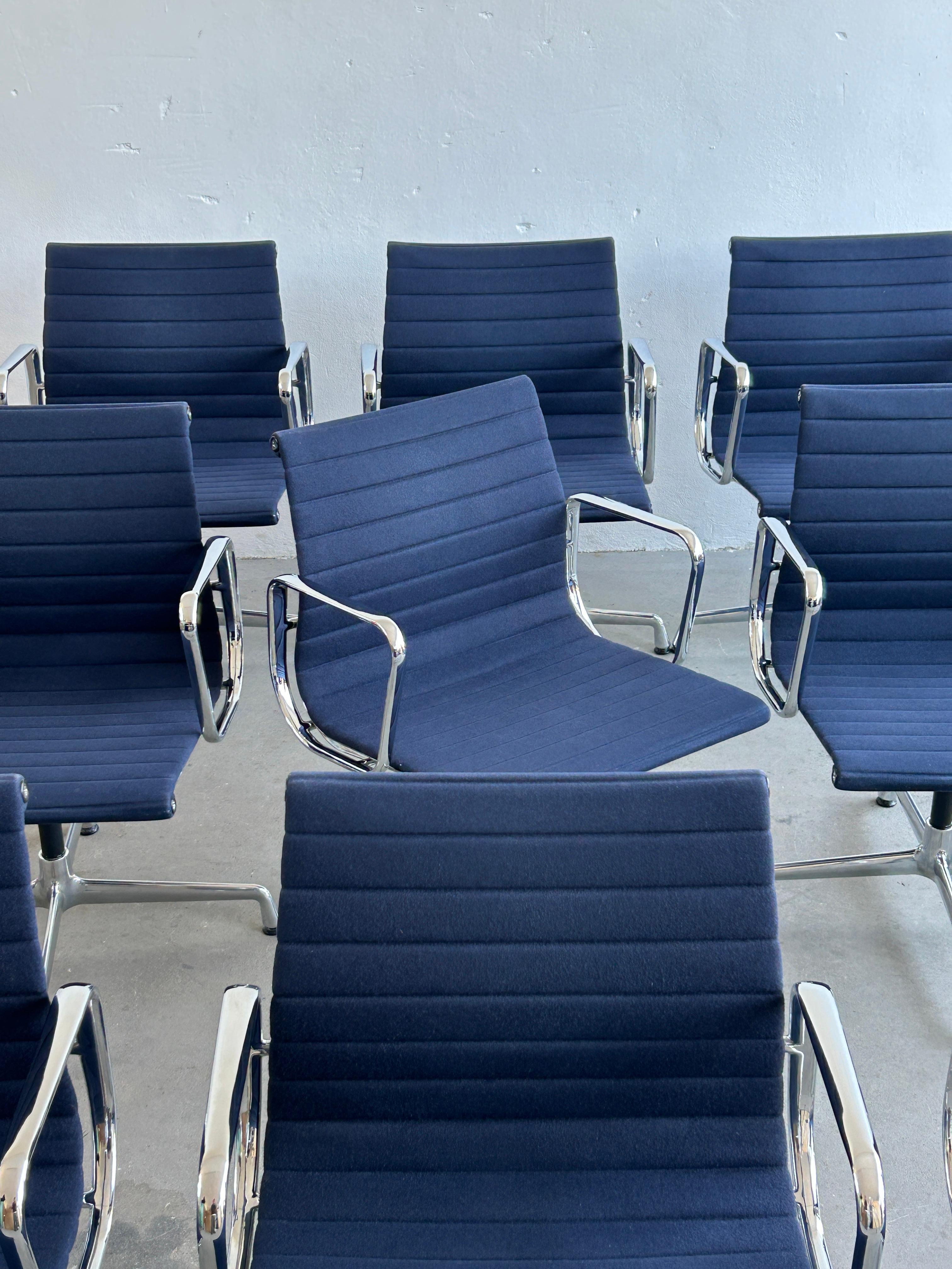 Ensemble de douze chaises originales en aluminium EA108 conçues par Charles et Ray Eames en 1958.
Base en aluminium chromé et siège en tissu bleu avec mécanisme pivotant. Édition Vitra, signée.
Une qualité de production exceptionnelle.

Produit