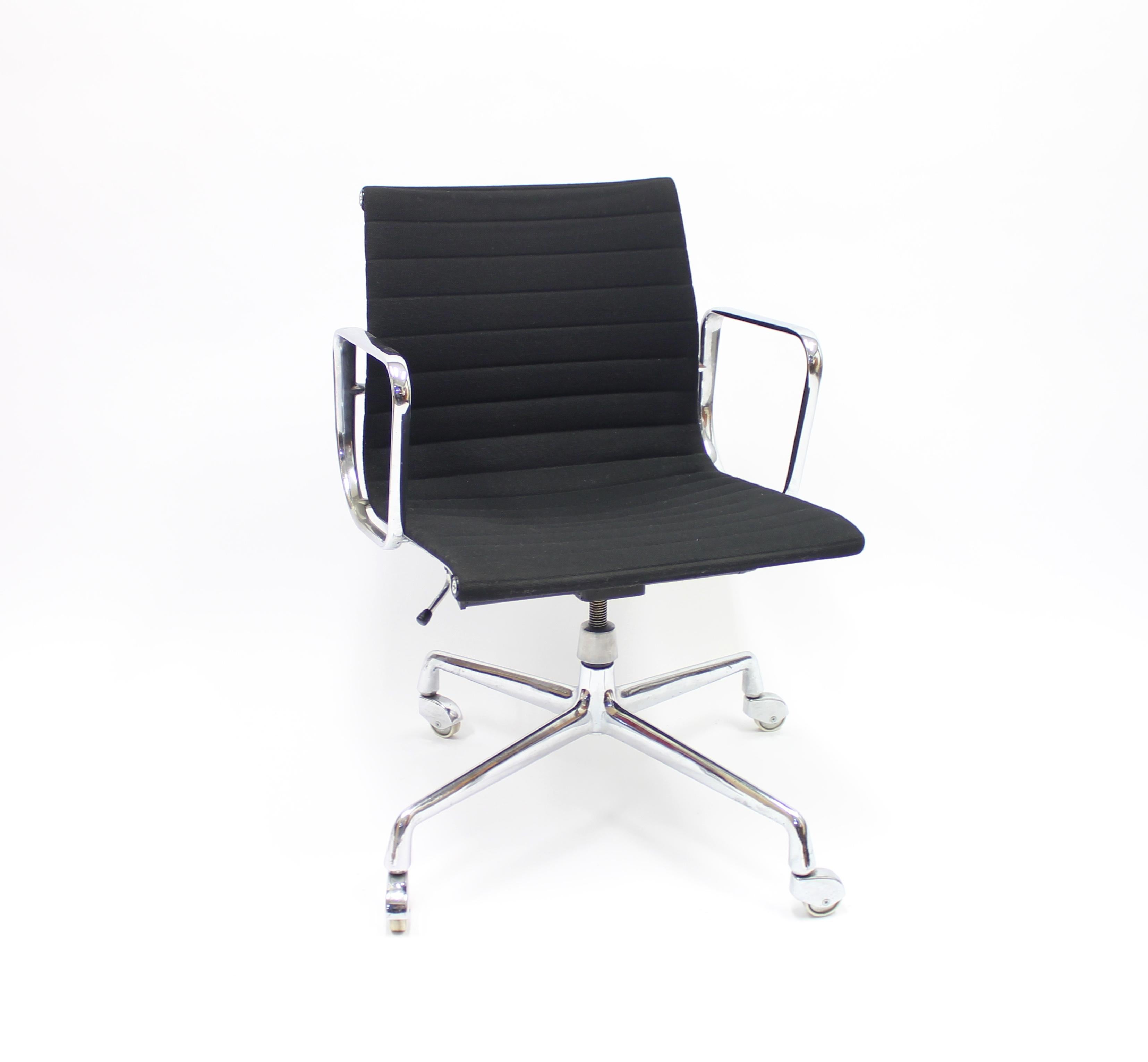 Swivel office chair model EA 117 designed by legendary American couple Charles & Ray Eames for there long time collaborator Herman Miller. This model is one in a wide array of models in there large Eames Aluminium group series designed in the late