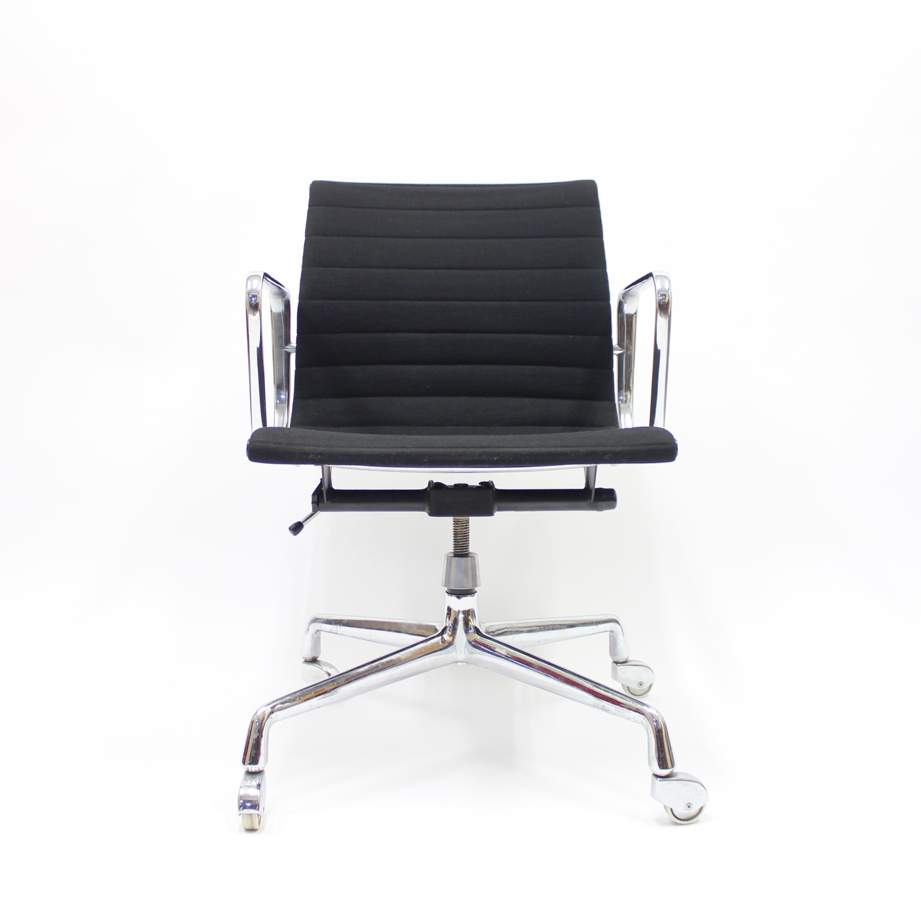 Mid-Century Modern Vintage EA 117 Office Chair by Charles and Ray Eames for Herman Miller, 1958