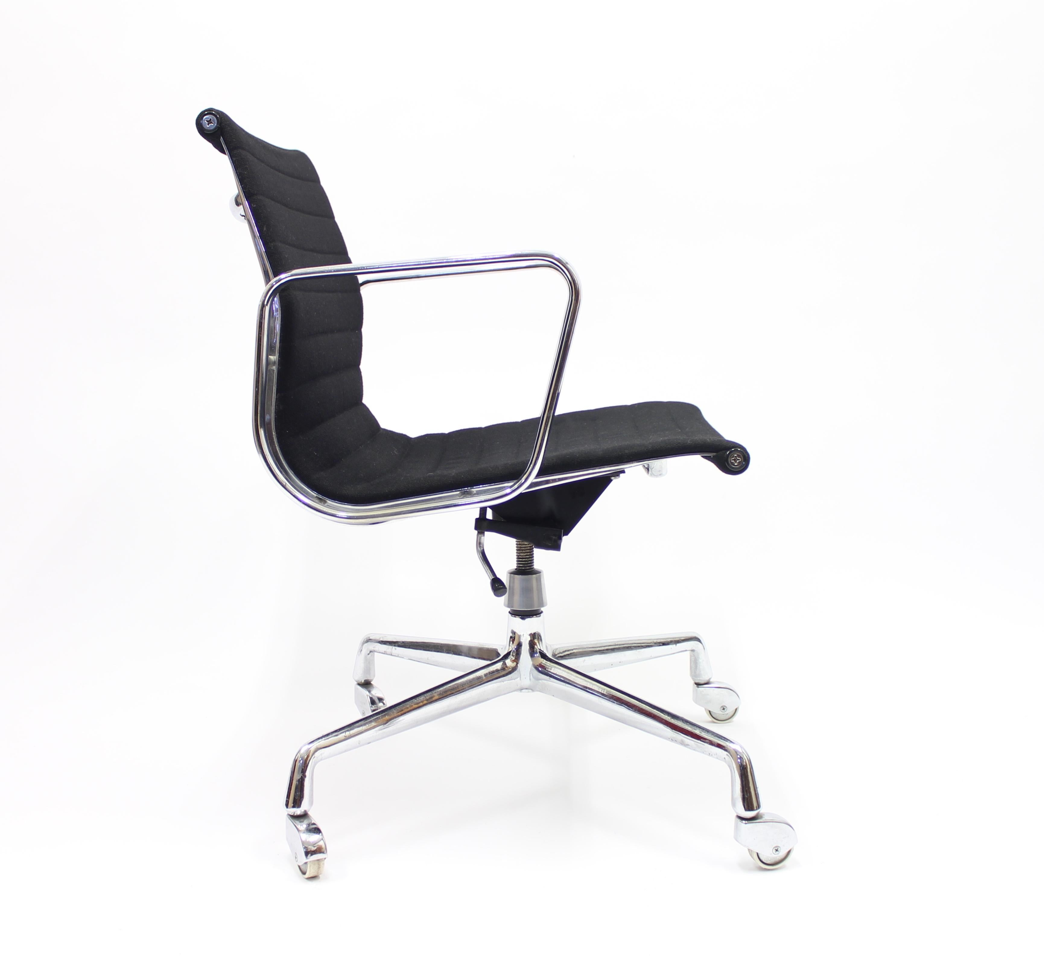 Vintage EA 117 Office Chair by Charles and Ray Eames for Herman Miller, 1958 In Good Condition In Uppsala, SE