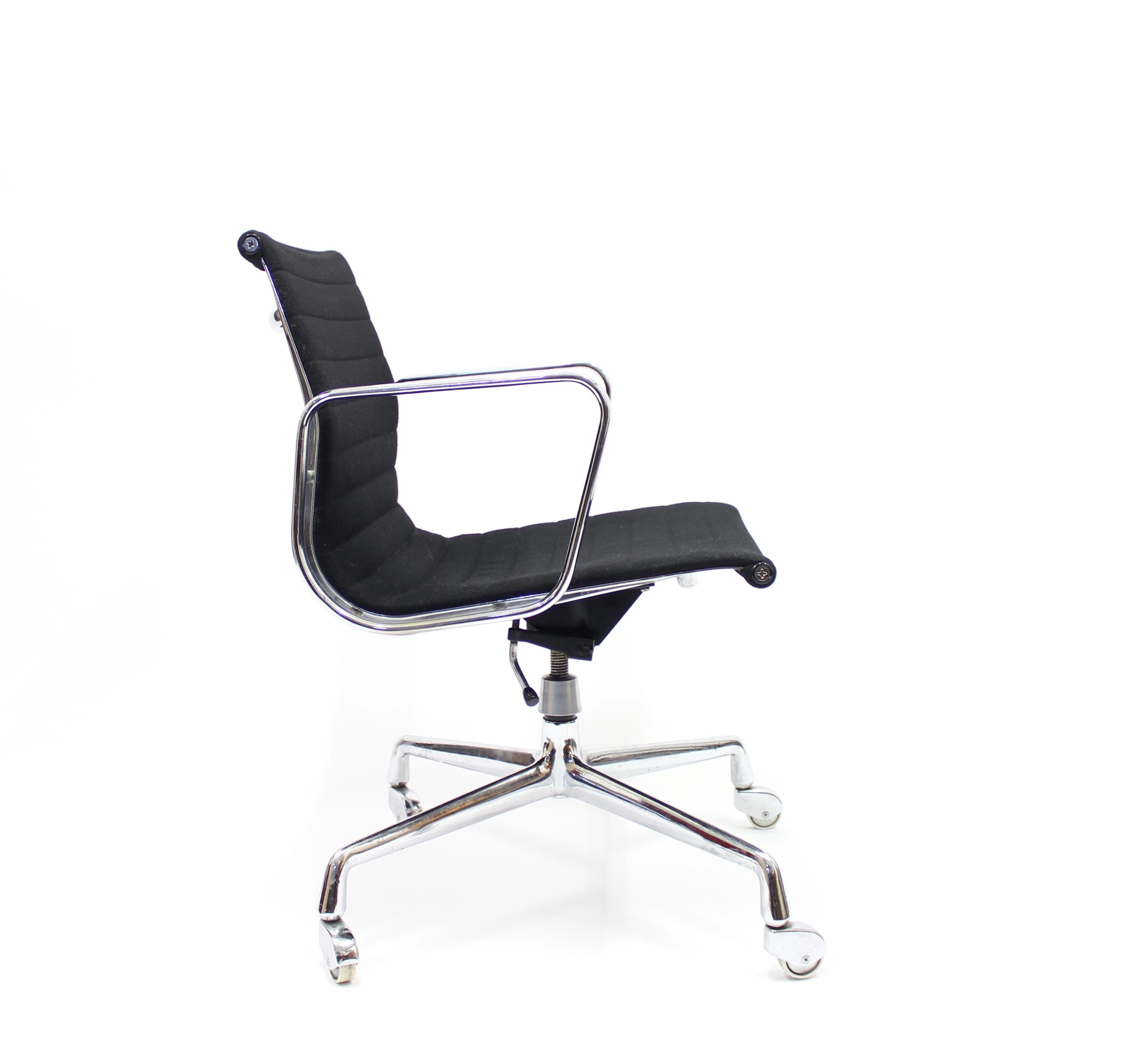Mid-20th Century Vintage EA 117 Office Chair by Charles and Ray Eames for Herman Miller, 1958