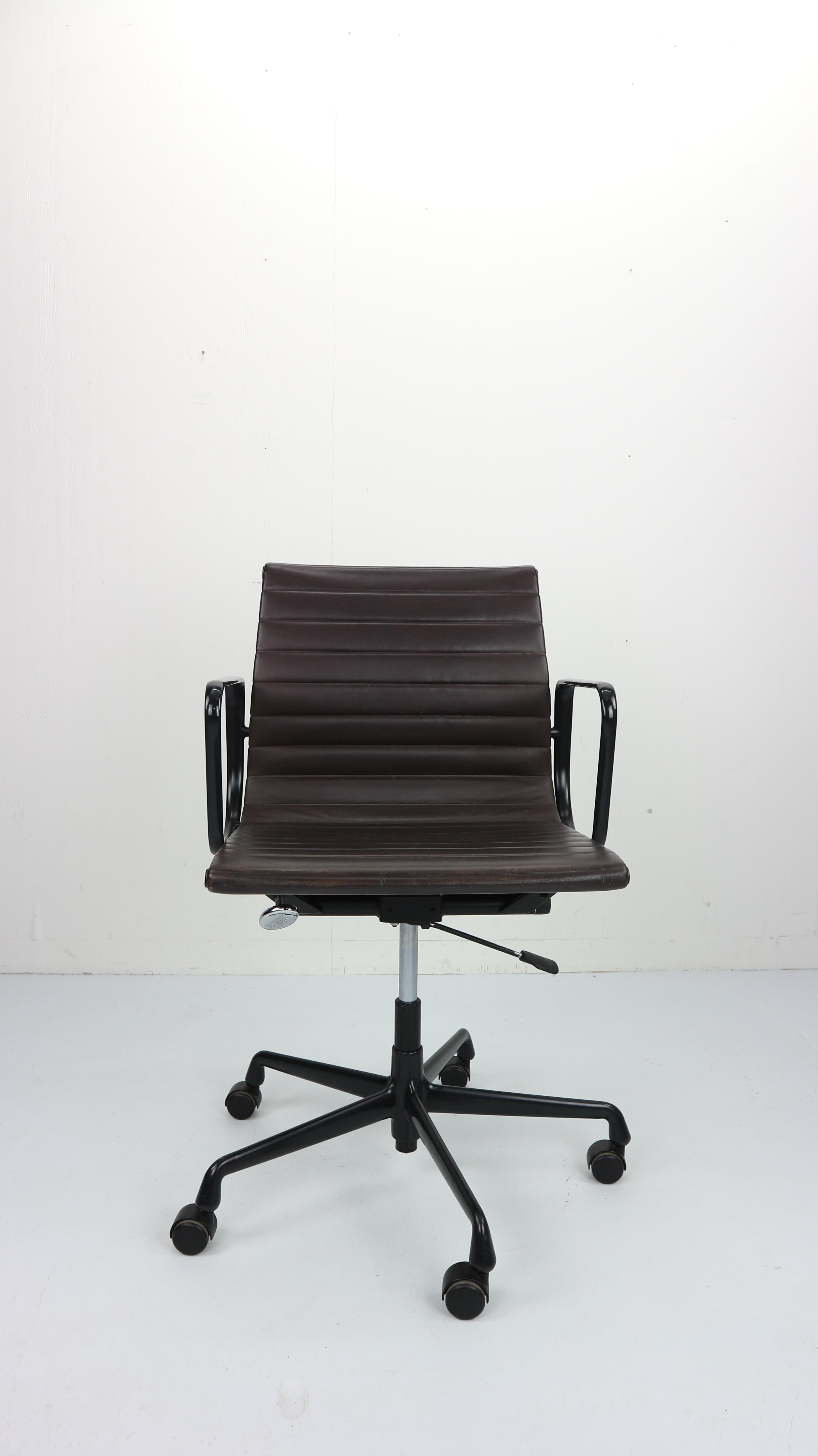 An elegant office classic, the EA 117 design my Charles Eames for Vitra represents American corporate style in the 1950s. A true piece of design history, this minimalist chair cuts a clean path through corporate clutter with its beautiful curves and