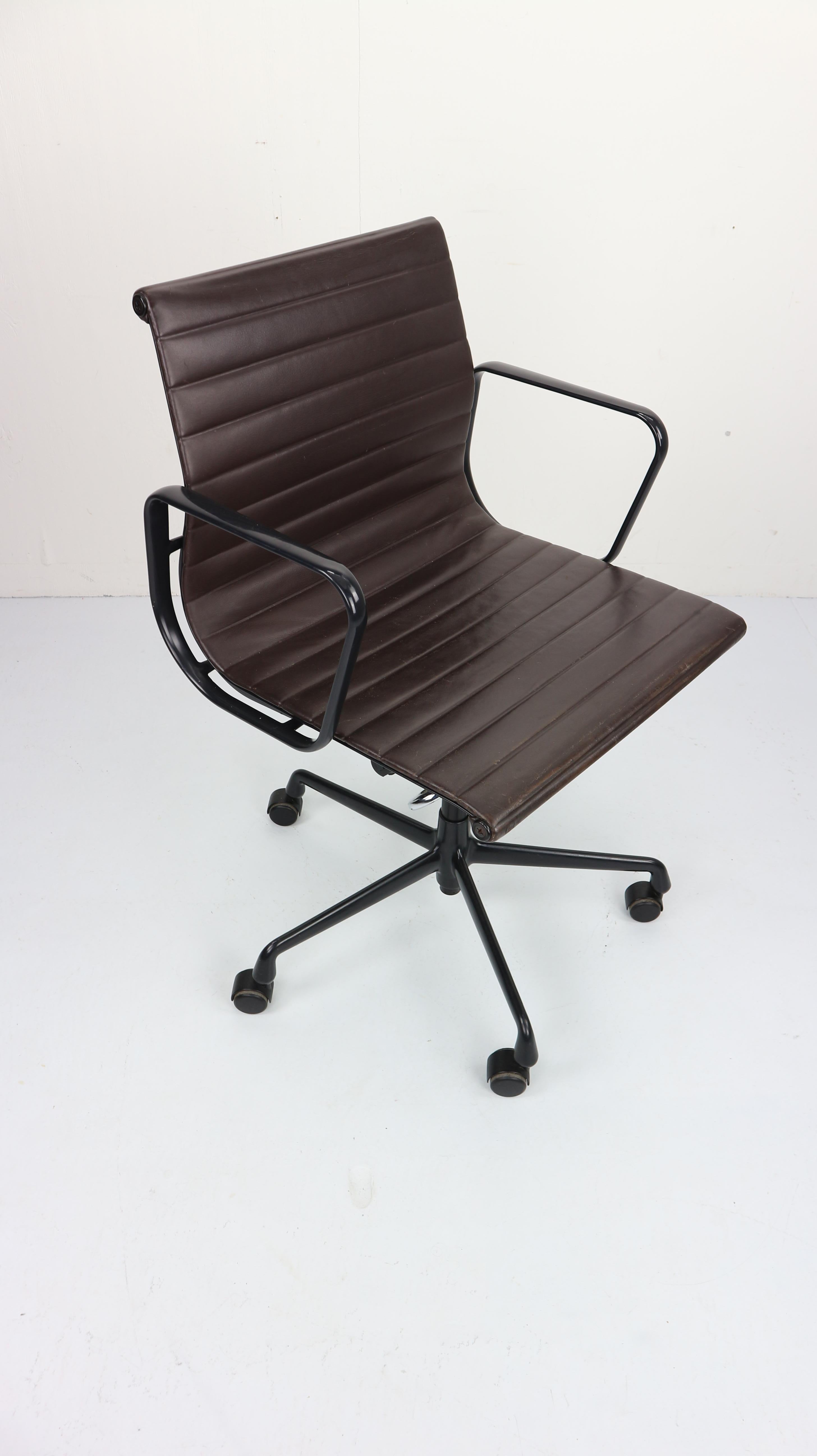 Vintage EA 117 Office Chair by Charles Eames for Vitra in Leather In Good Condition In The Hague, NL