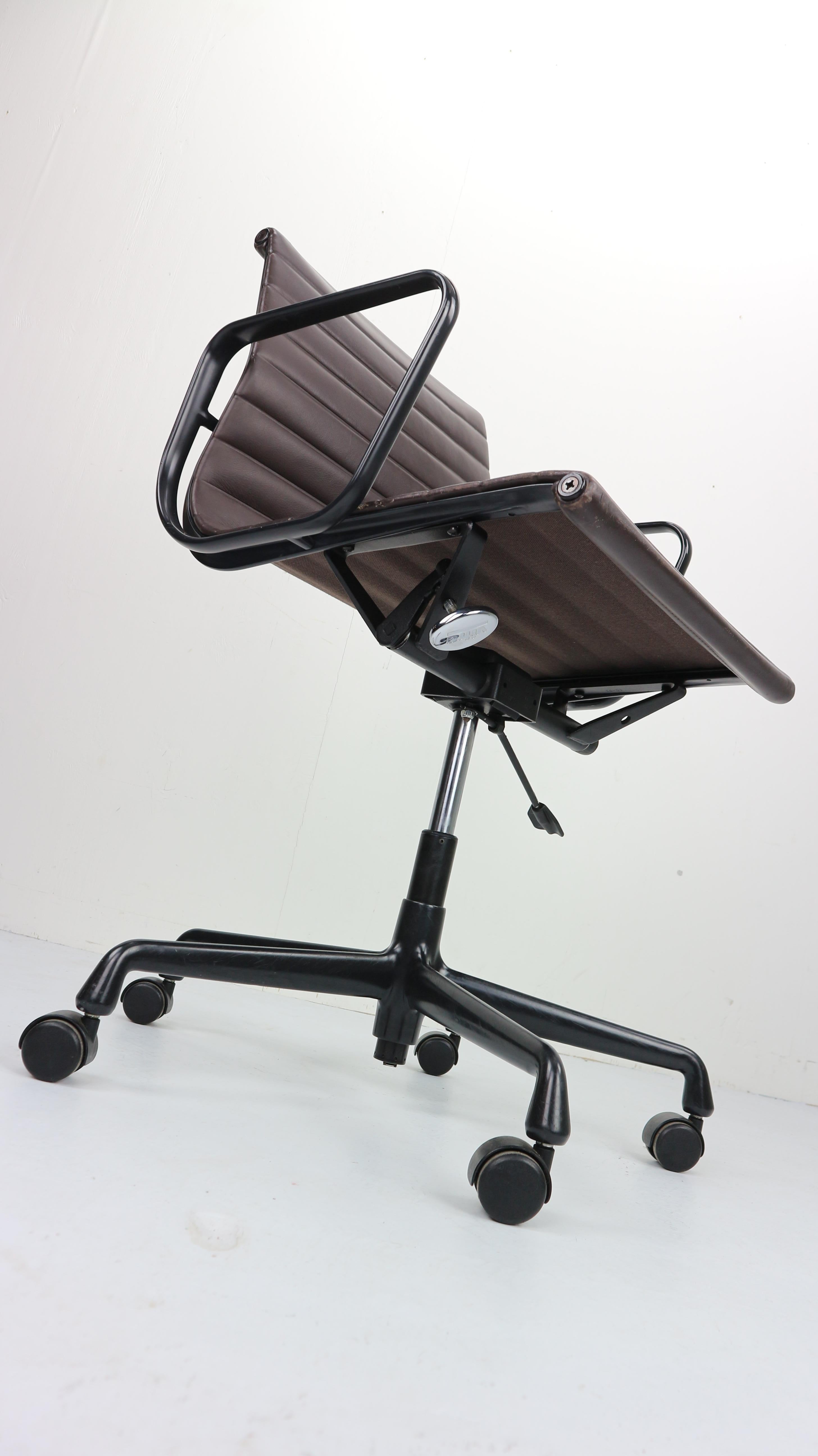 Mid-20th Century Vintage EA 117 Office Chair by Charles Eames for Vitra in Leather