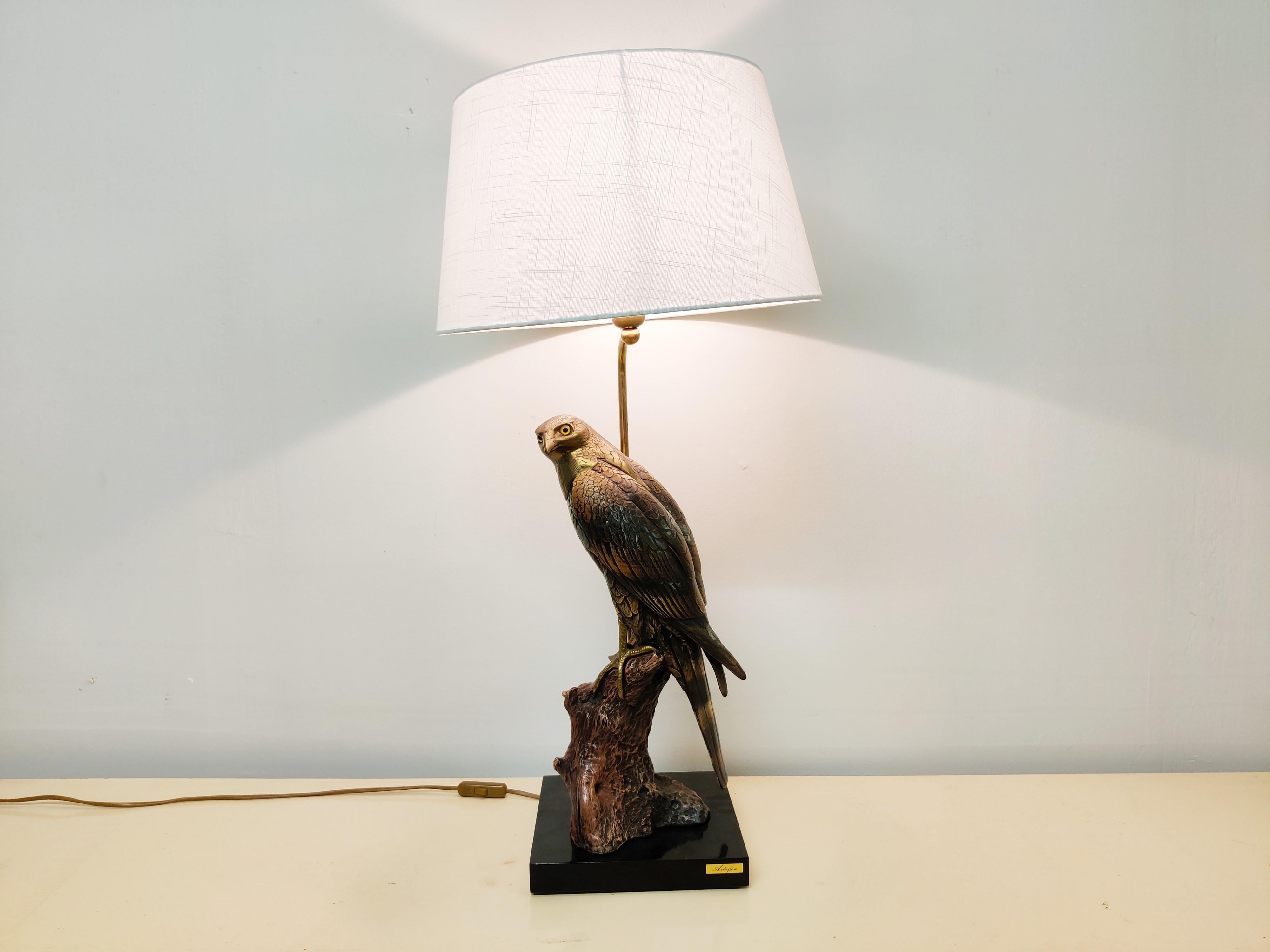 Higly detailed sculptural eagle table lamp signed by Elli Malevolti for Artiflex.

Beautiful handmade resin eagle sculpture with beautiful brass legs and head. 

1970s - Italy

Very good condition.

The lamp is tested and takes a regular