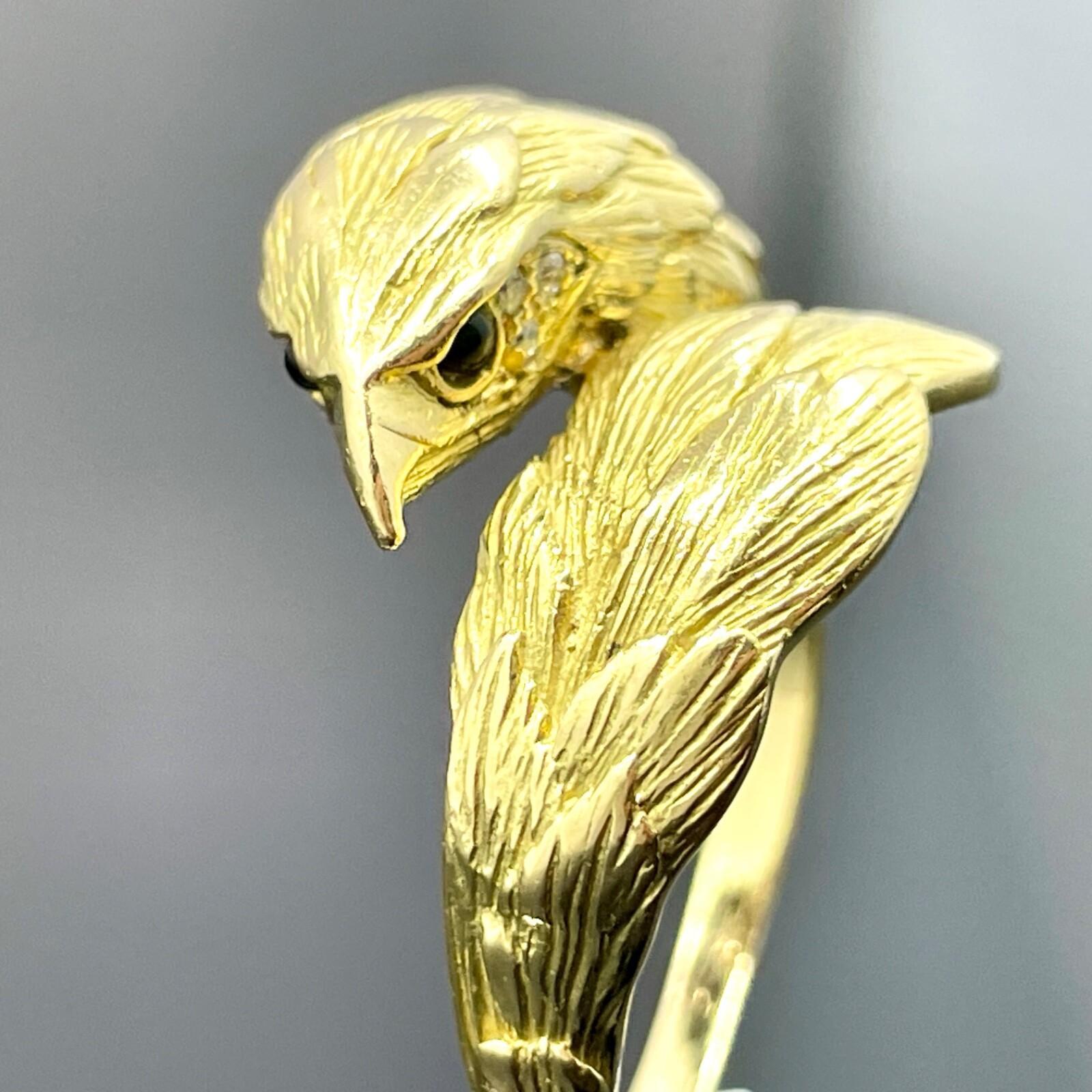 Anello con aquila finemente dettagliato in oro giallo 18 carati con accenti di diamanti, di manifattura francese

Le piume sono incise a mano e i dettagli si estendono alla parte inferiore dell'anello.

La sezione superiore è larga circa 17