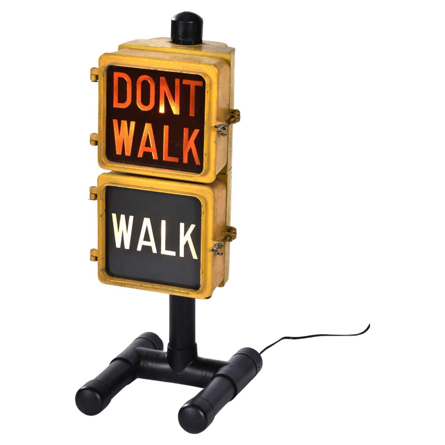 Vintage Eagle Walk Don't Walk Signal Traffic Light Tischlampe im Angebot