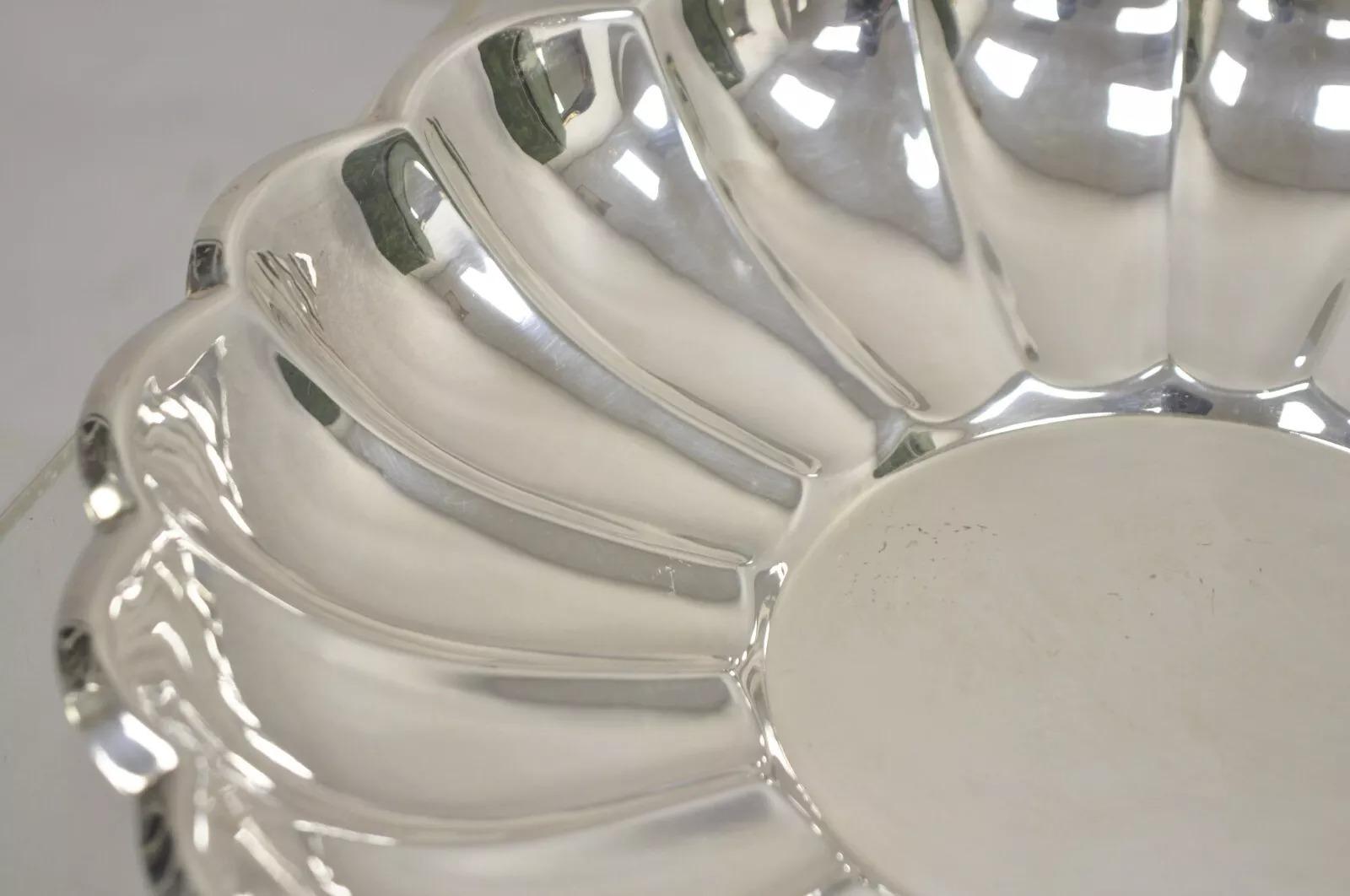 Inconnu Vieille assiette à fruits ronde plaquée argent Eales Moderne à bord festonné en vente