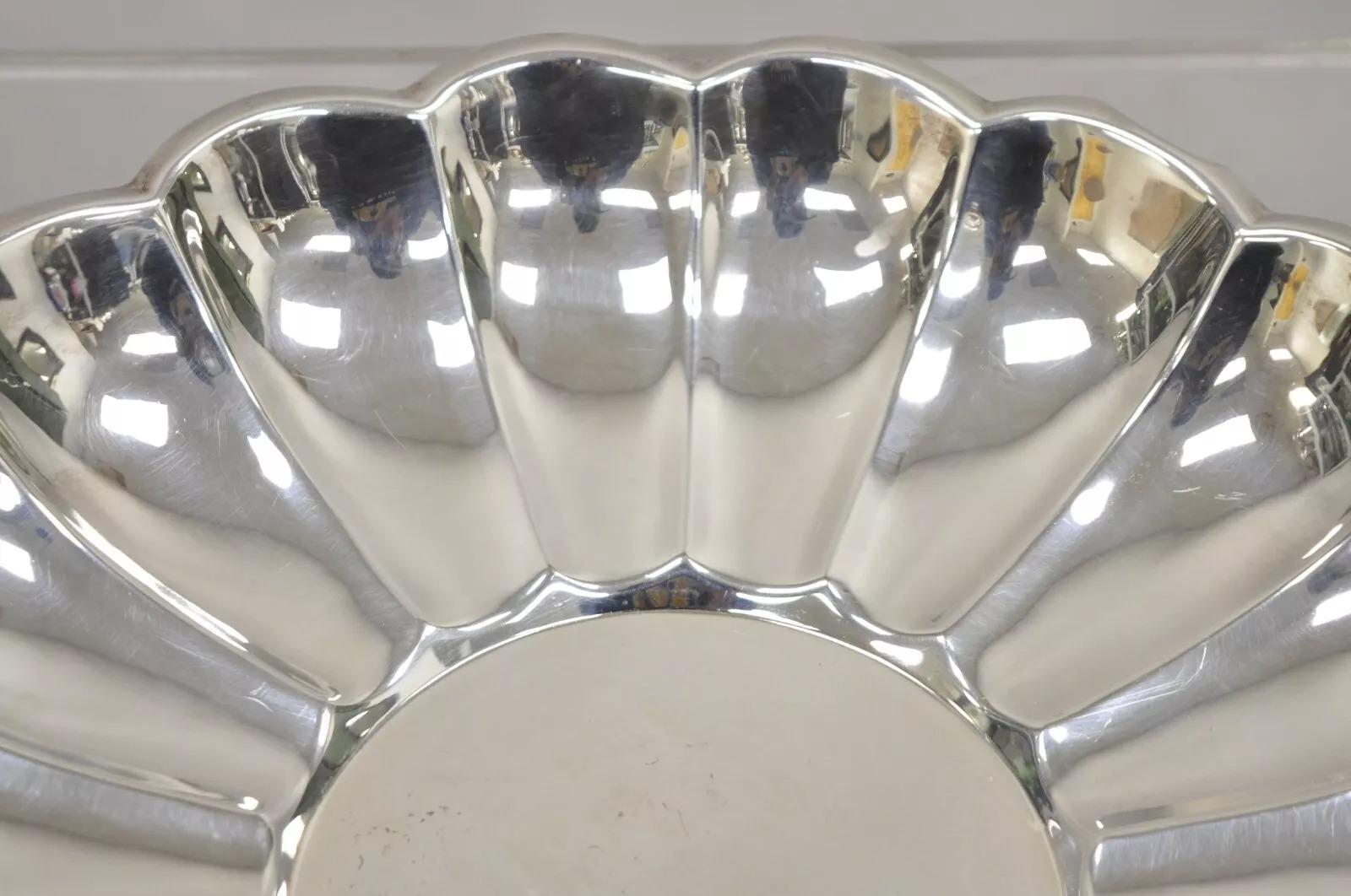 Vieille assiette à fruits ronde plaquée argent Eales Moderne à bord festonné Bon état - En vente à Philadelphia, PA