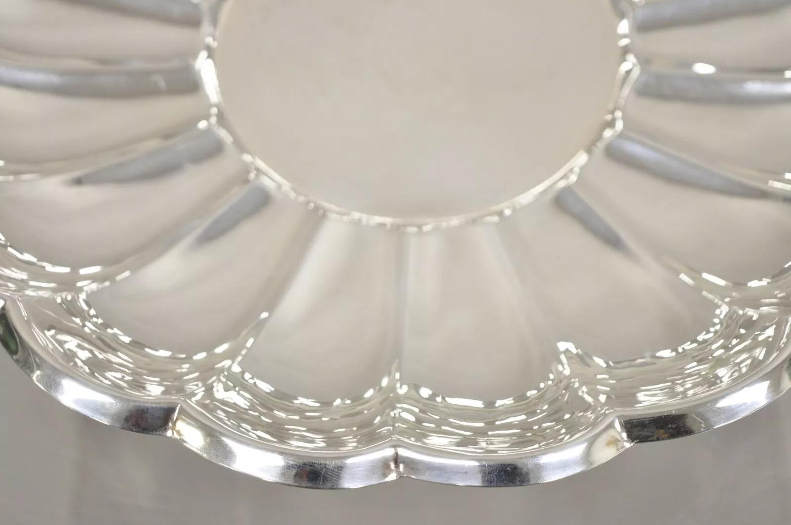 20ième siècle Vieille assiette à fruits ronde plaquée argent Eales Moderne à bord festonné en vente