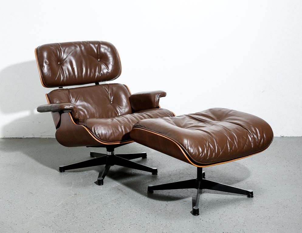Edition Vitra vintage de la chaise longue et de l'ottoman Eames 670/671 en bois de rose et cuir brun. Signé Herman Miller/Vitra sur la chaise et l'ottoman.