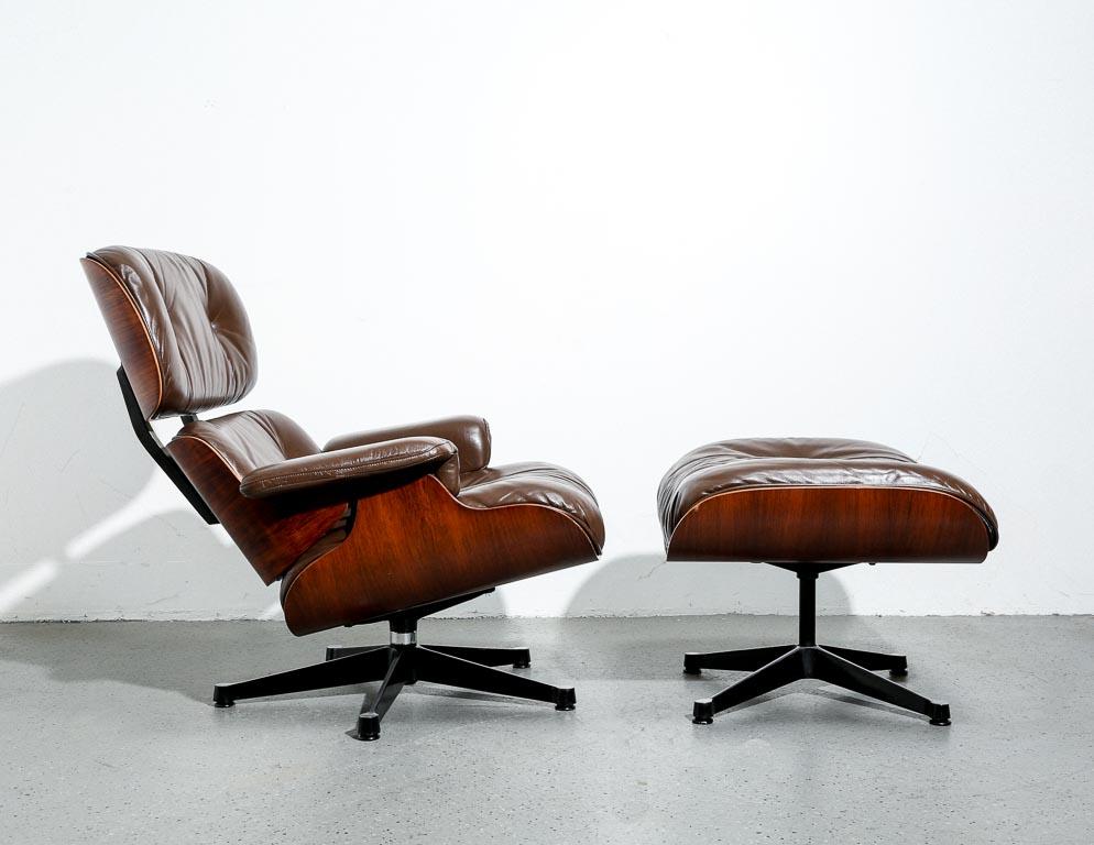 Milieu du XXe siècle Fauteuil de salon vintage Eames 670/671 de Vitra en bois de rose et cuir brun en vente