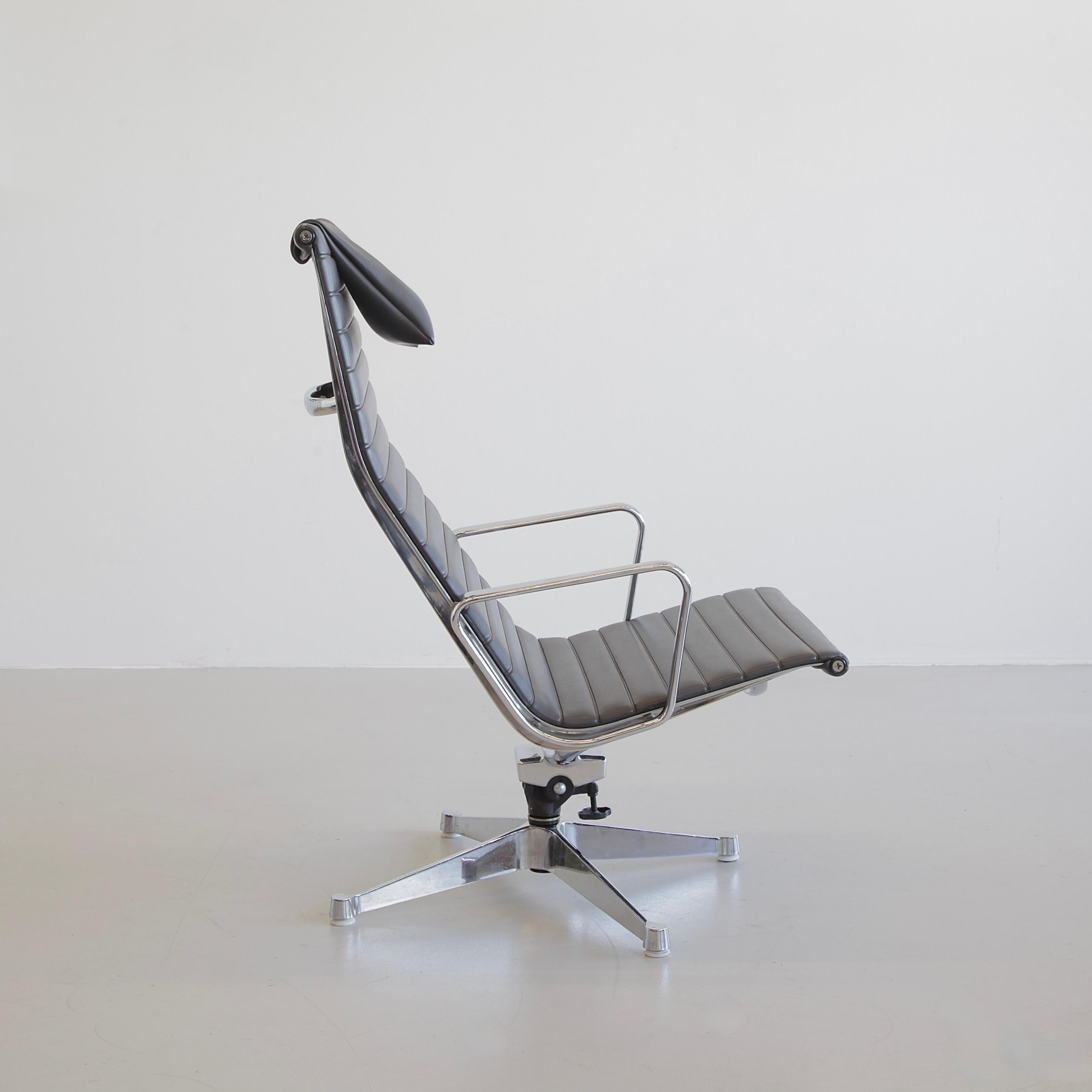 Vintage EAMES Aluminium Swivel Chair EA124 In Good Condition In Berlin, Berlin