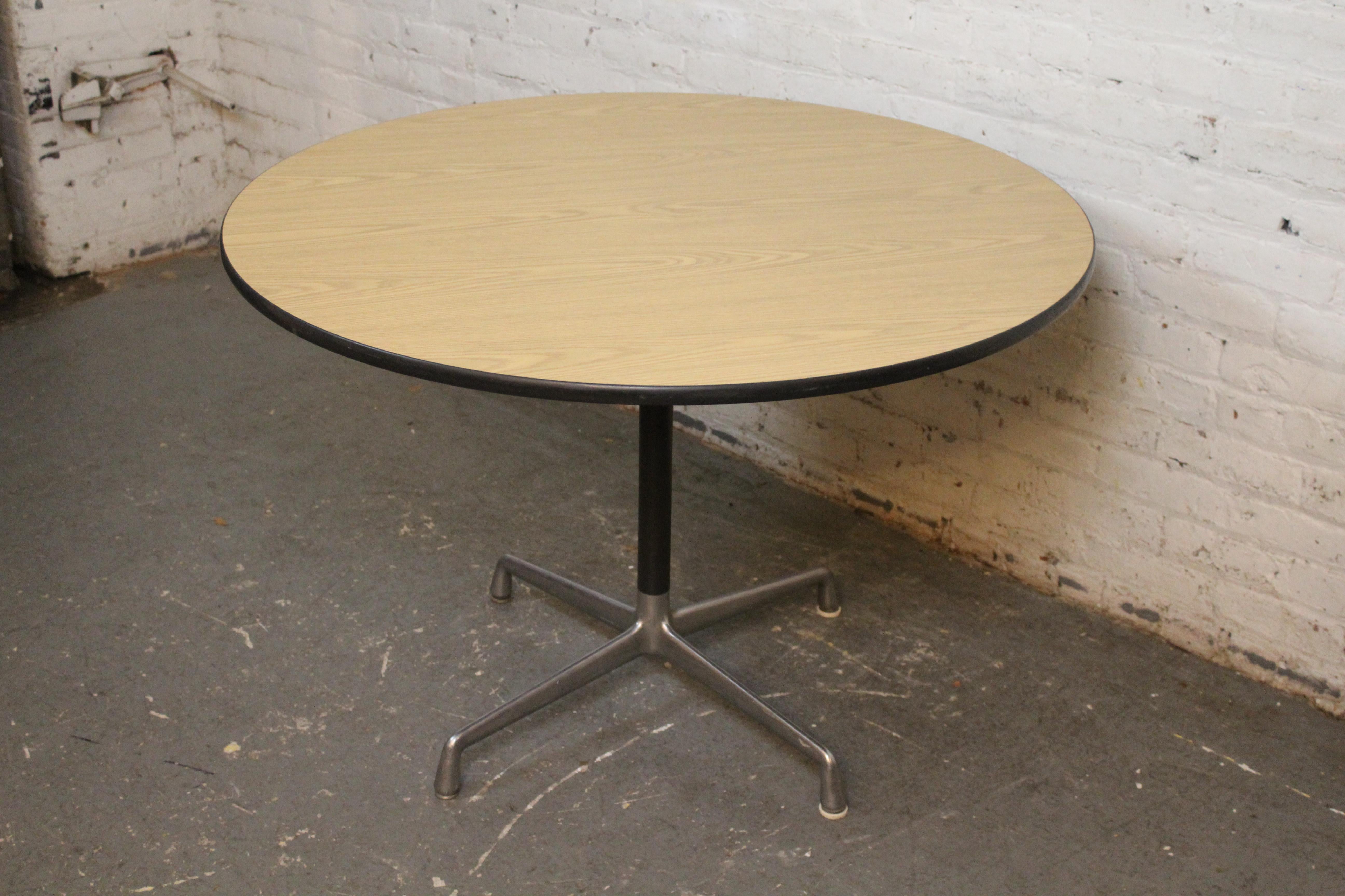 Porta a casa tua l'iconica funzionalità del design americano del Mid-Century Modern con questo classico tavolo con piedistallo progettato dai leggendari Charles e Ray Eames per Herman Miller. Sviluppato per l'intramontabile 