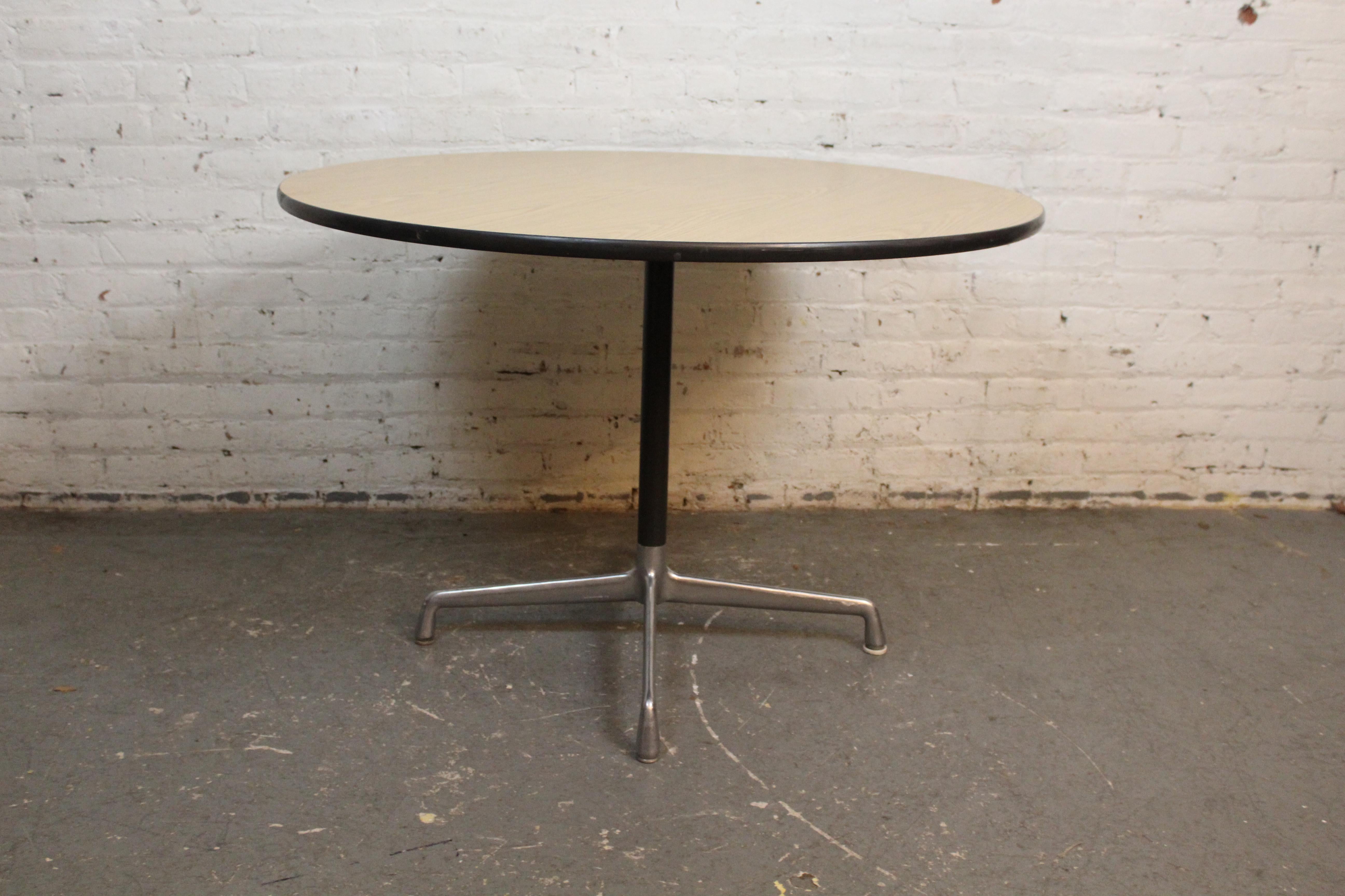 Mid-Century moderno Tavolo vintage Eames Aluminum Group 42