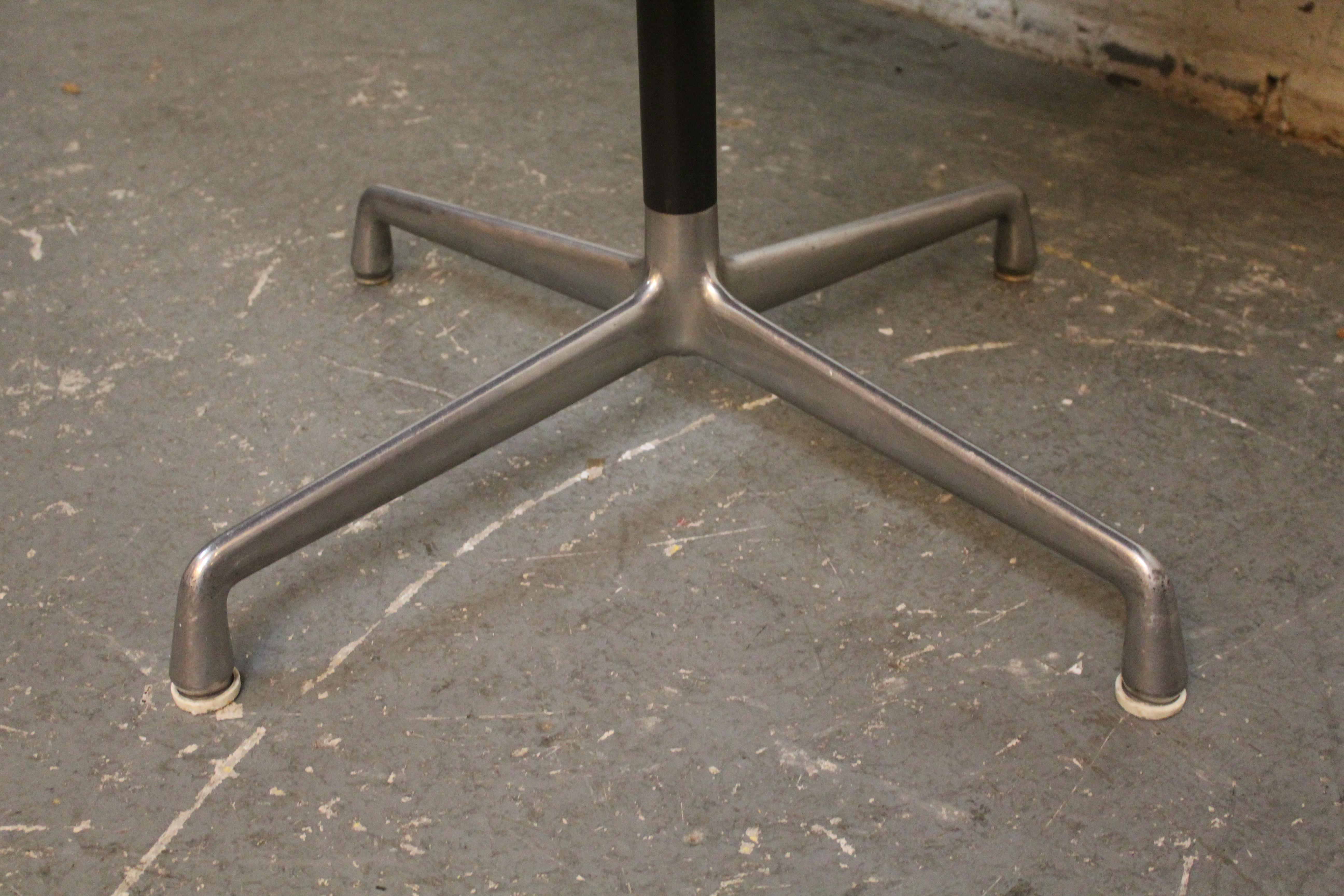 Metallo Tavolo vintage Eames Aluminum Group 42