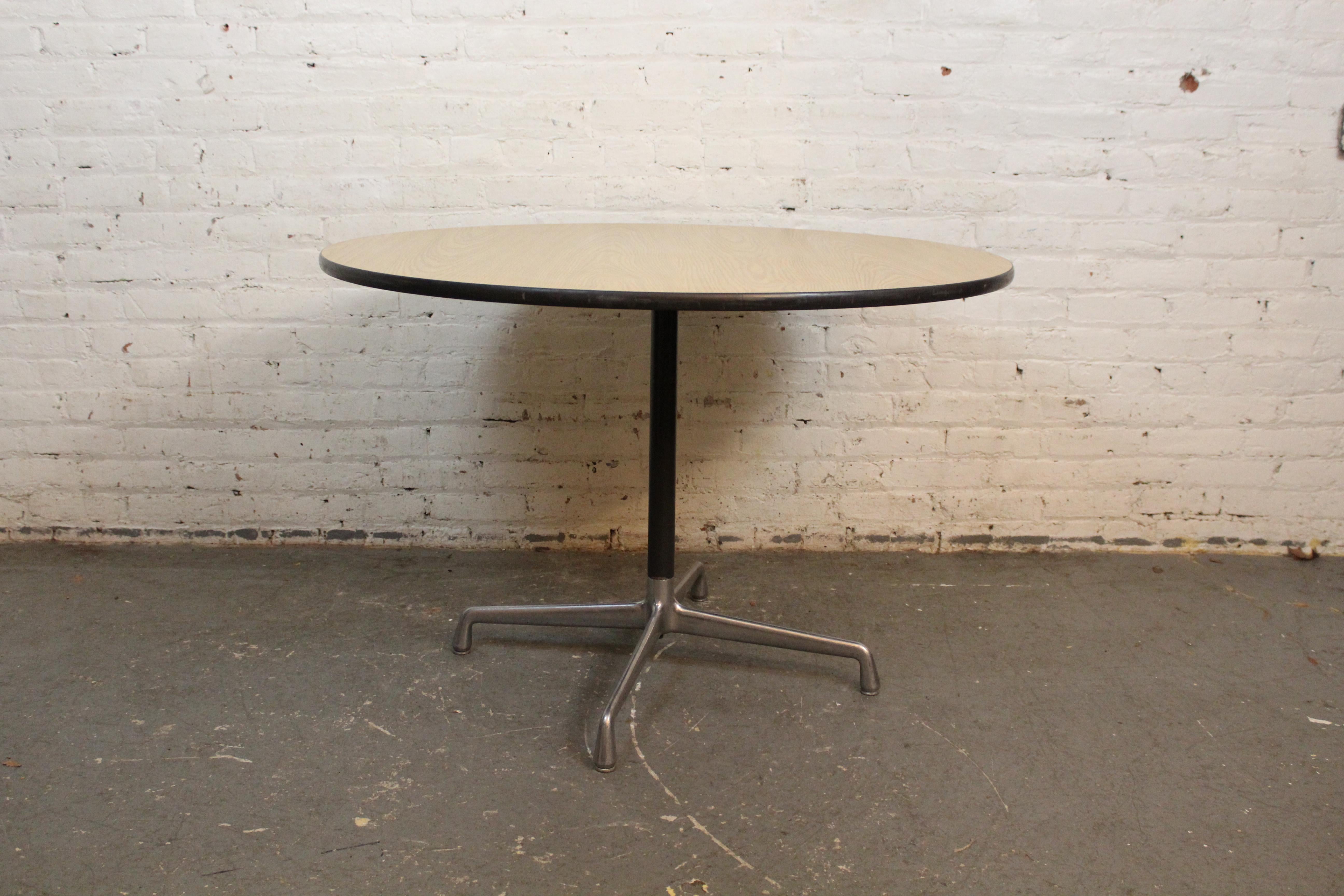Holen Sie sich die ikonische Funktionalität des amerikanischen Mid-Century Modern Designs nach Hause - mit diesem klassischen Sockeltisch, der von den legendären Ray und Charles Eames für Herman Miller entworfen wurde. Er wurde für die zeitlose