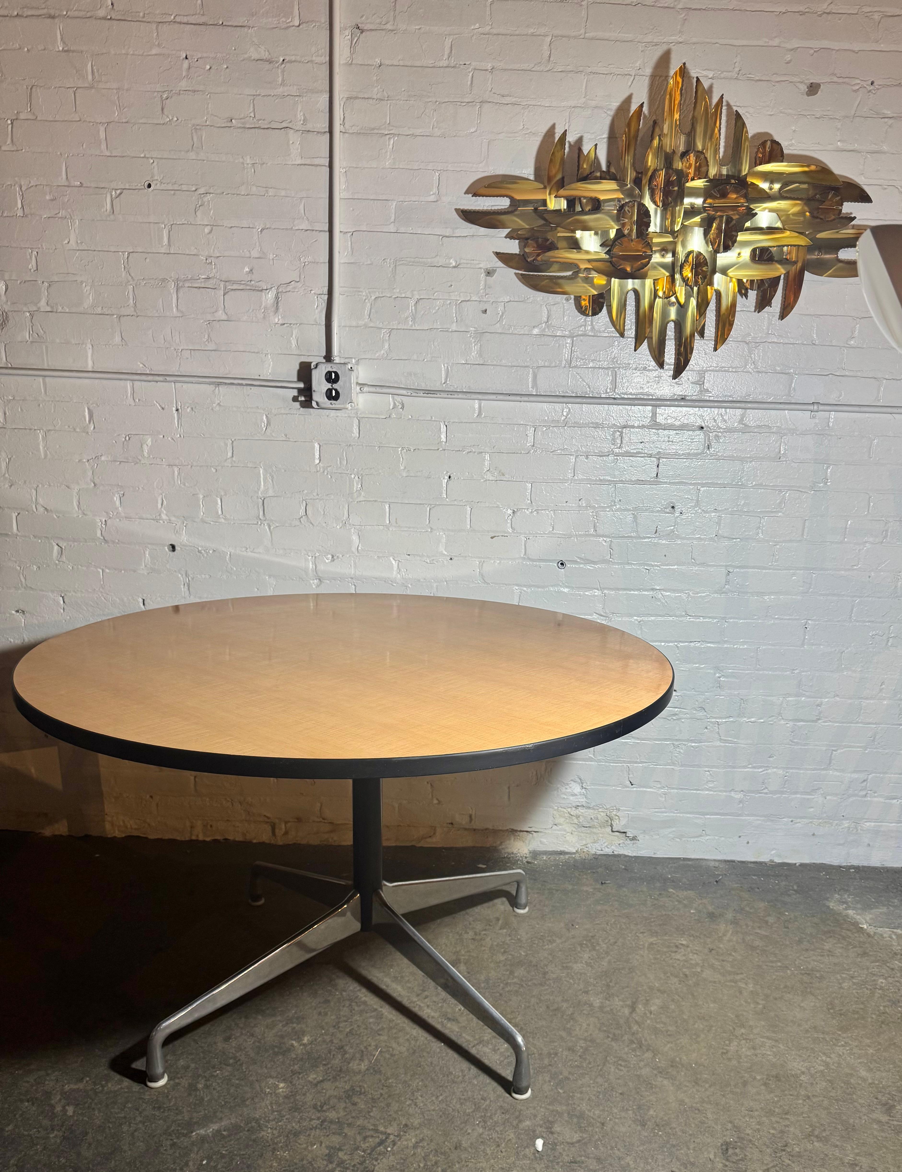  Funzionalità iconiche del design americano del Mid-Century Modern con questo classico tavolo con piedistallo progettato dai leggendari Ray e Charles Eames per Herman Miller. Sviluppato per l'intramontabile 