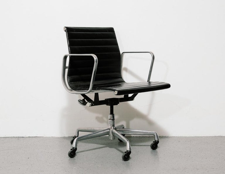 Vintage Eames Aluminum Group Chair in Black Leather at 1stDibs