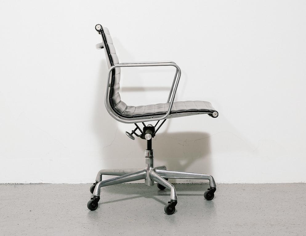 Vintage Eames Aluminum Group Chair in Black Leather In Good Condition In Brooklyn, NY