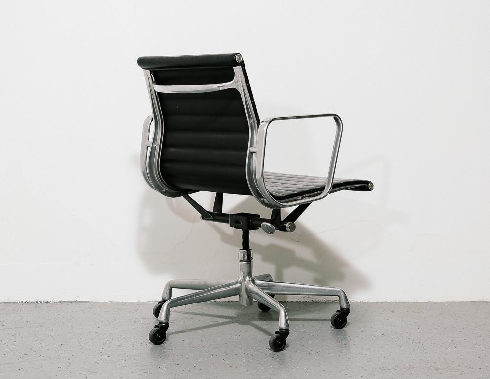 Mid-20th Century Vintage Eames Aluminum Group Chair in Black Leather