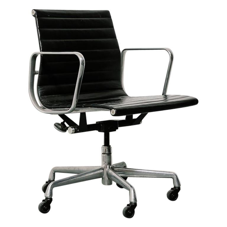Vintage Eames Aluminum Group Chair in Black Leather at 1stDibs