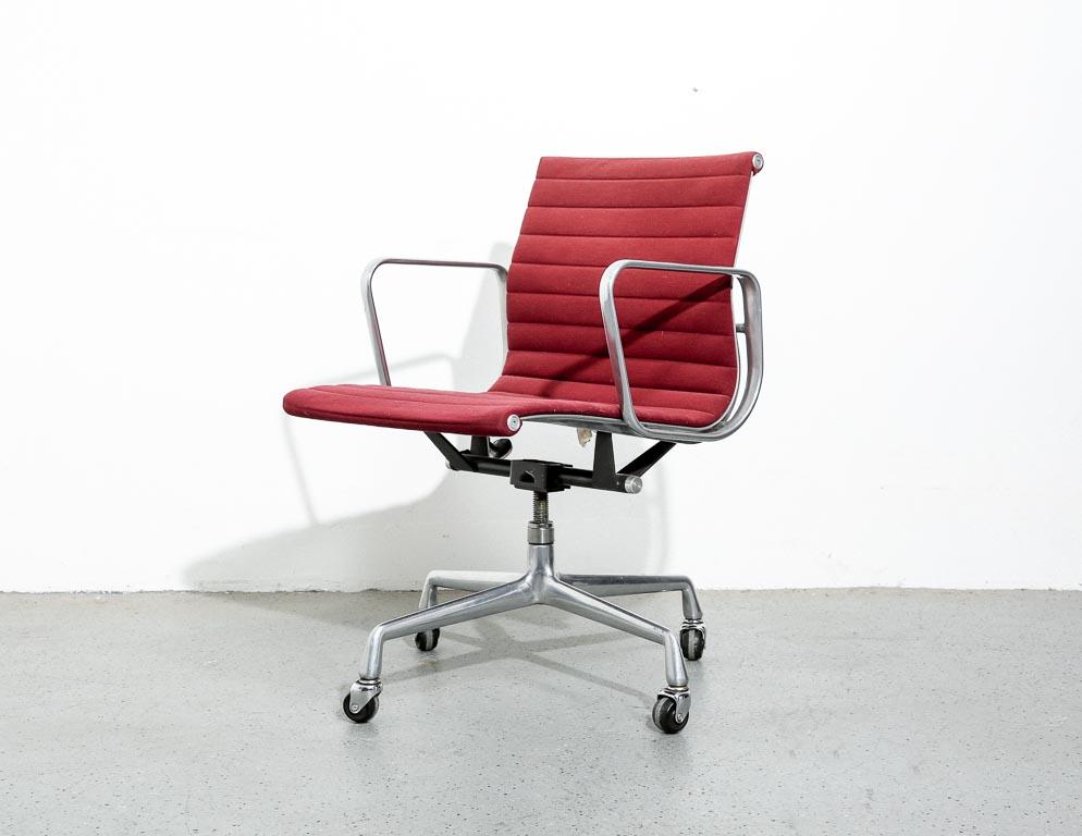 Vintage aluminum group management chair by Charles and Ray Eames for Herman Miller. Upholstered in a raspberry red fabric. 4-star base with casters and tilt adjust.

Adjustable seat height.
