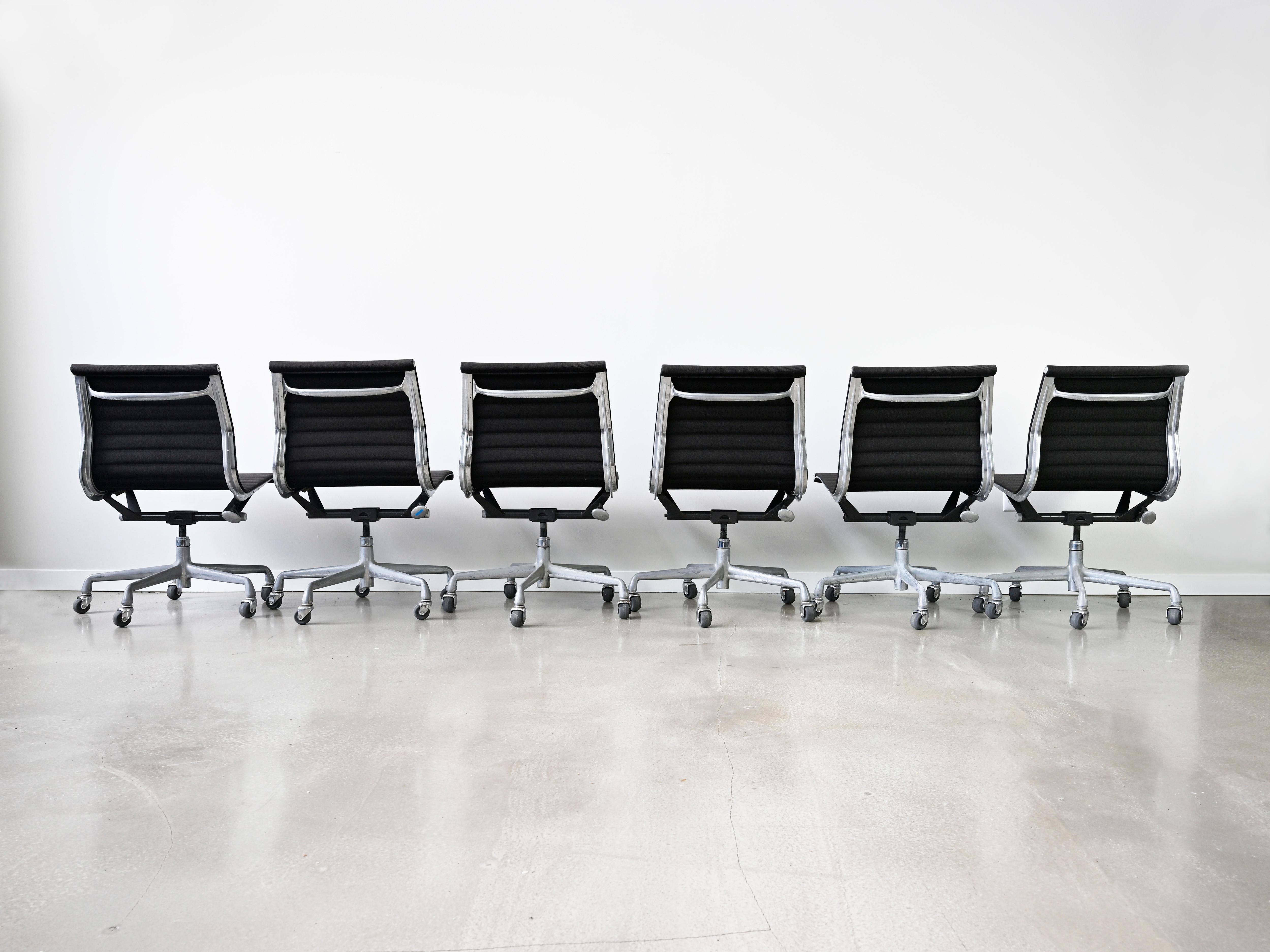 Sedie per la gestione dei gruppi in alluminio vintage Eames per Herman Miller - Set di 6 in vendita 3