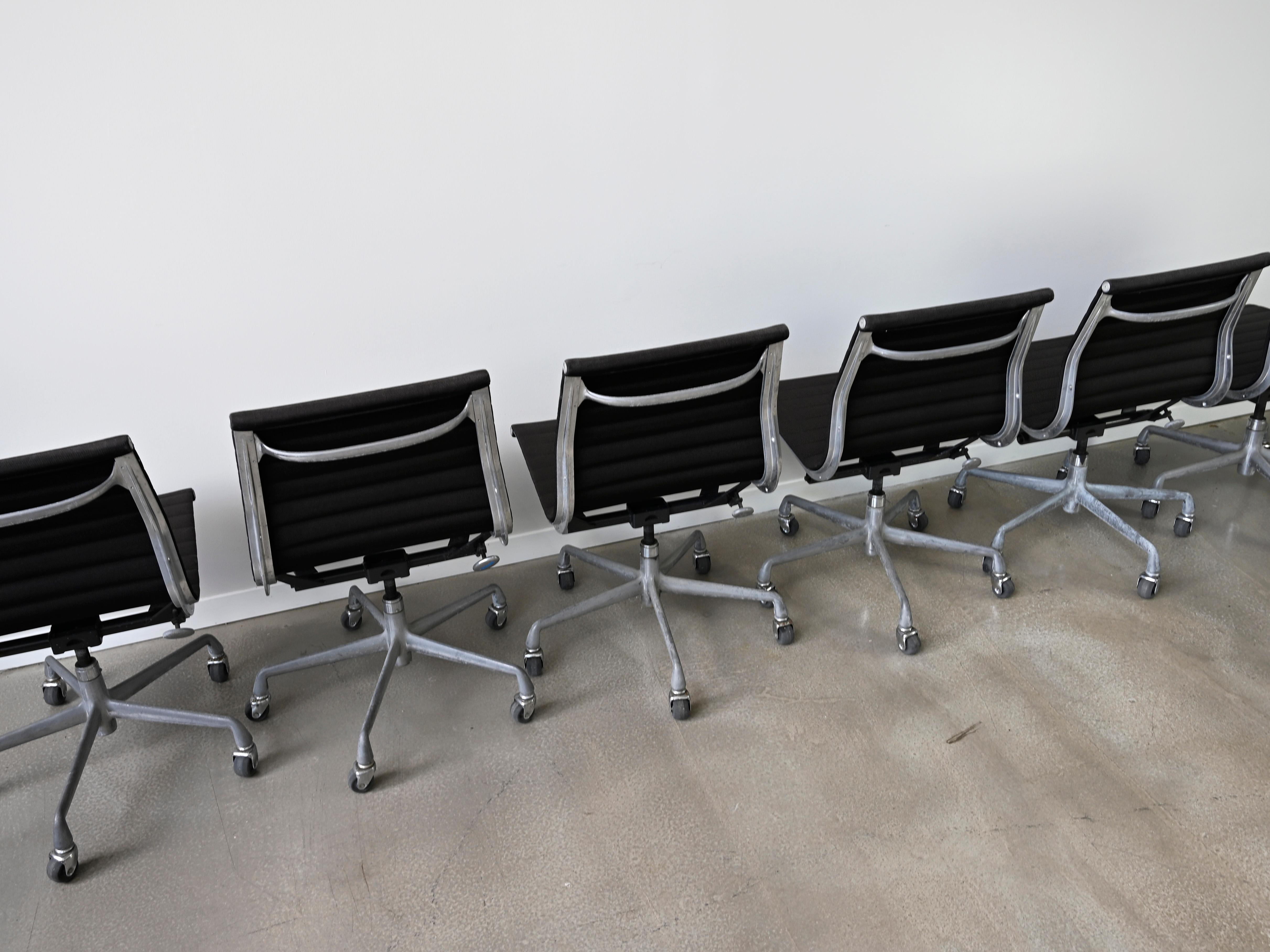 Sedie per la gestione dei gruppi in alluminio vintage Eames per Herman Miller - Set di 6 in vendita 4