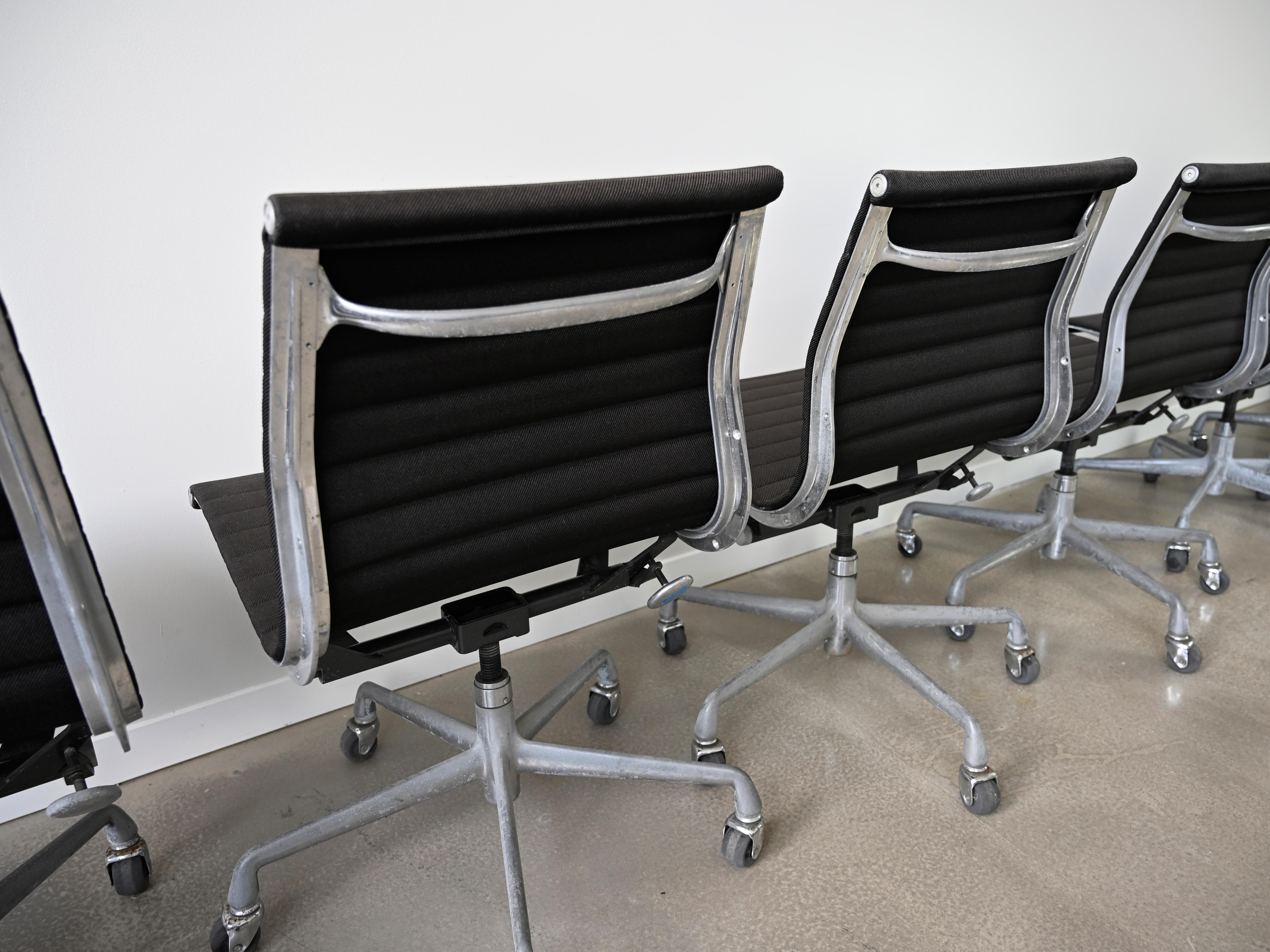 Sedie per la gestione dei gruppi in alluminio vintage Eames per Herman Miller - Set di 6 in vendita 5