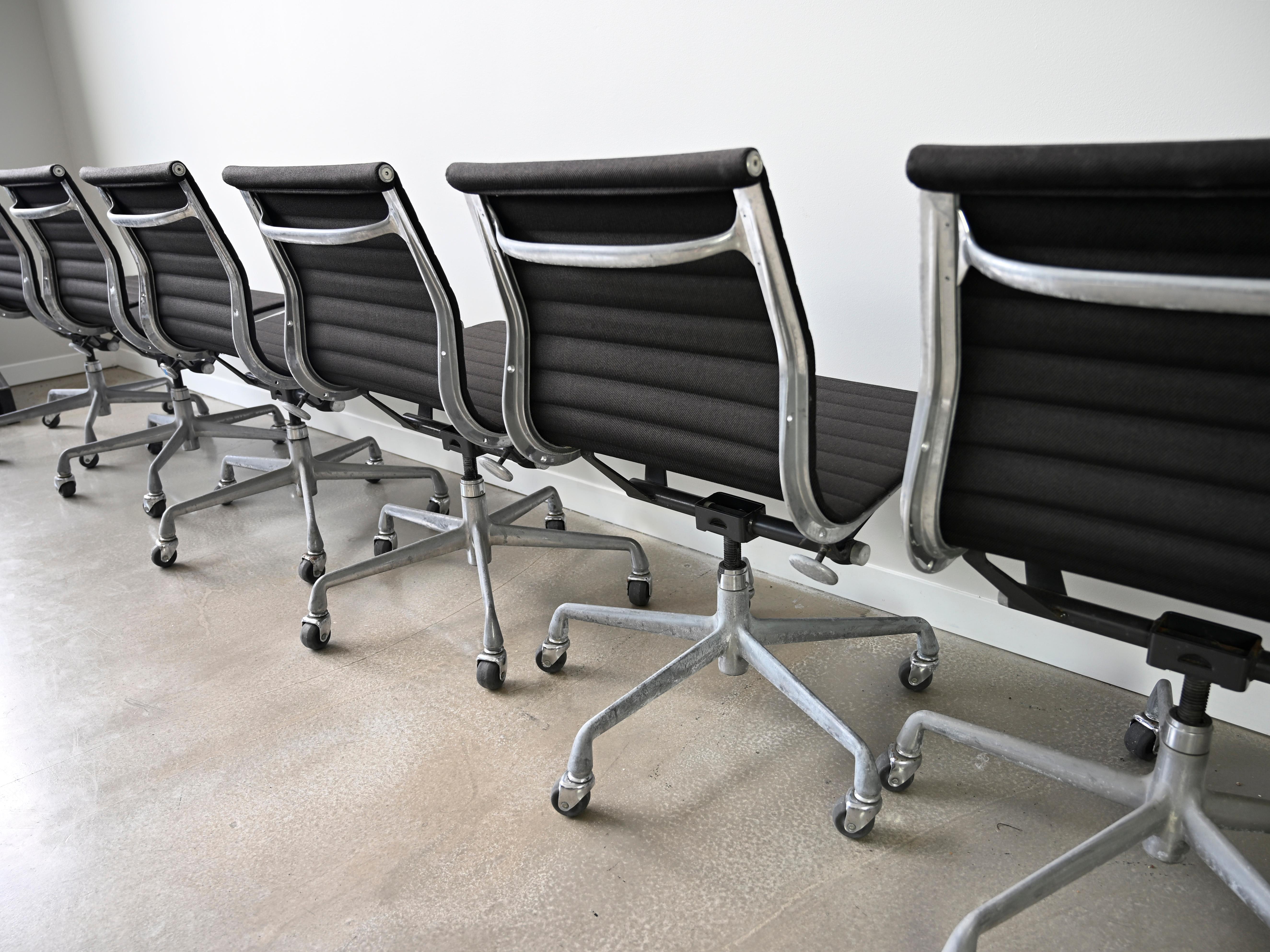 Sedie per la gestione dei gruppi in alluminio vintage Eames per Herman Miller - Set di 6 in vendita 6