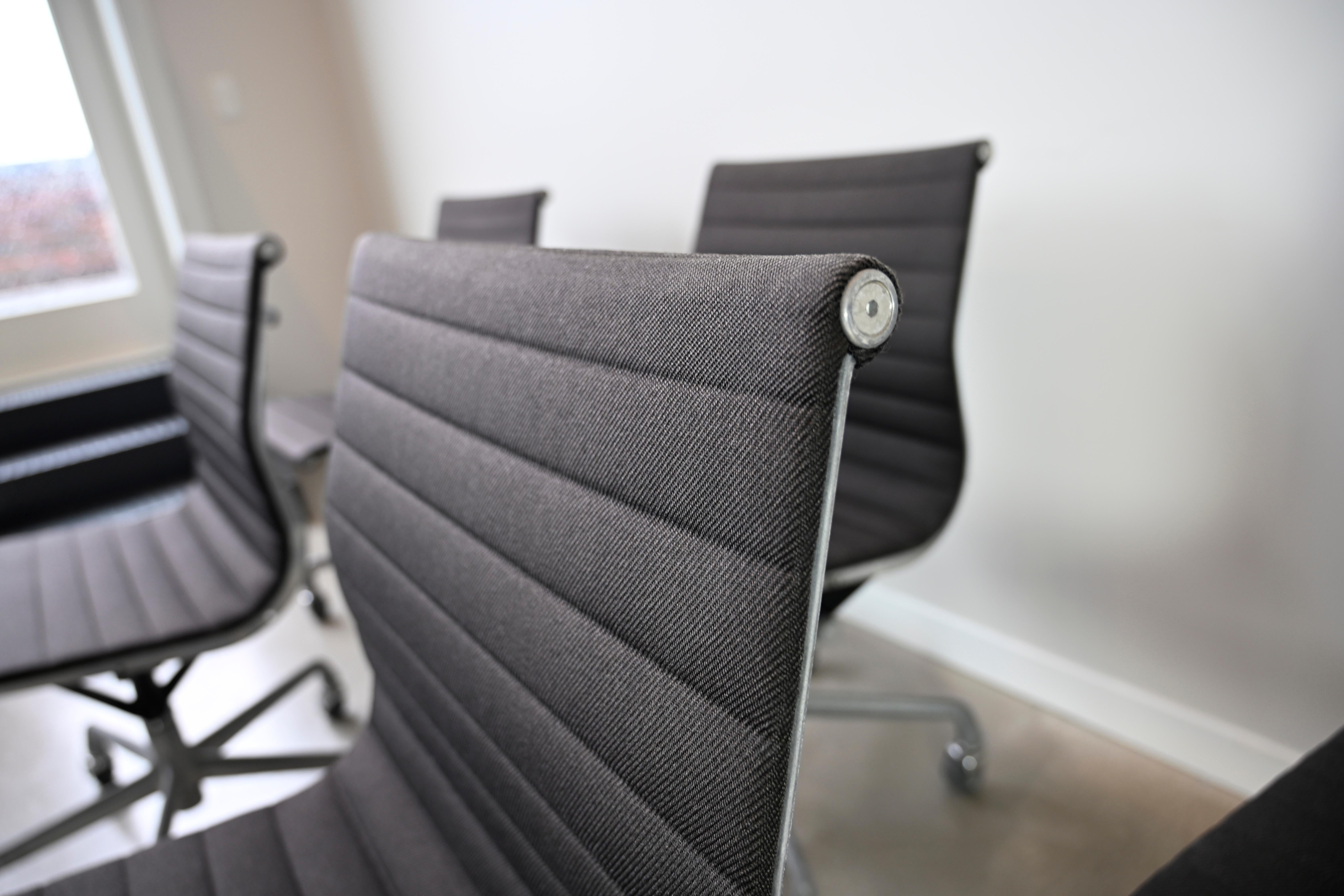 Sedie per la gestione dei gruppi in alluminio vintage Eames per Herman Miller - Set di 6 in vendita 7