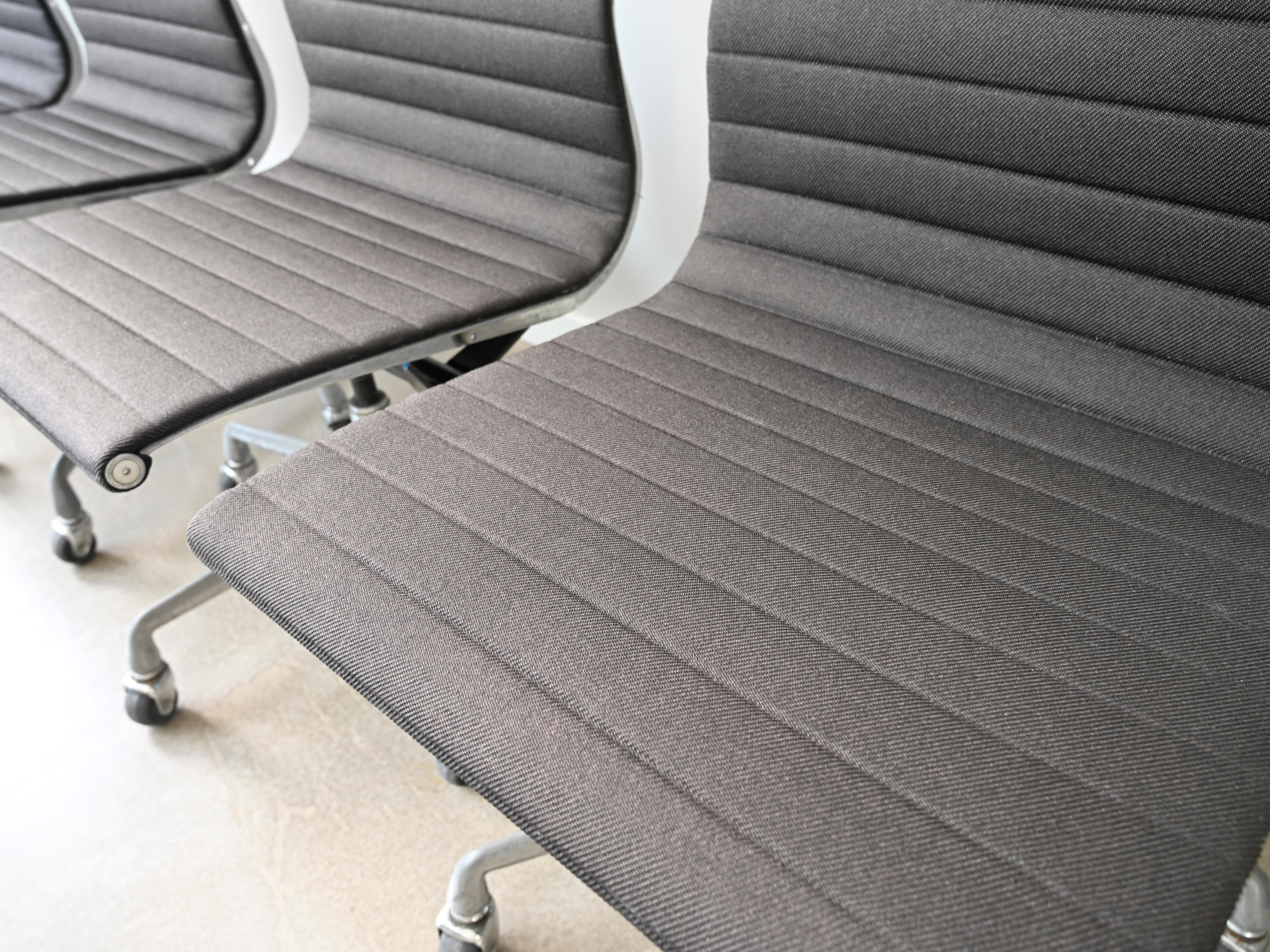 Sedie per la gestione dei gruppi in alluminio vintage Eames per Herman Miller - Set di 6 in vendita 8
