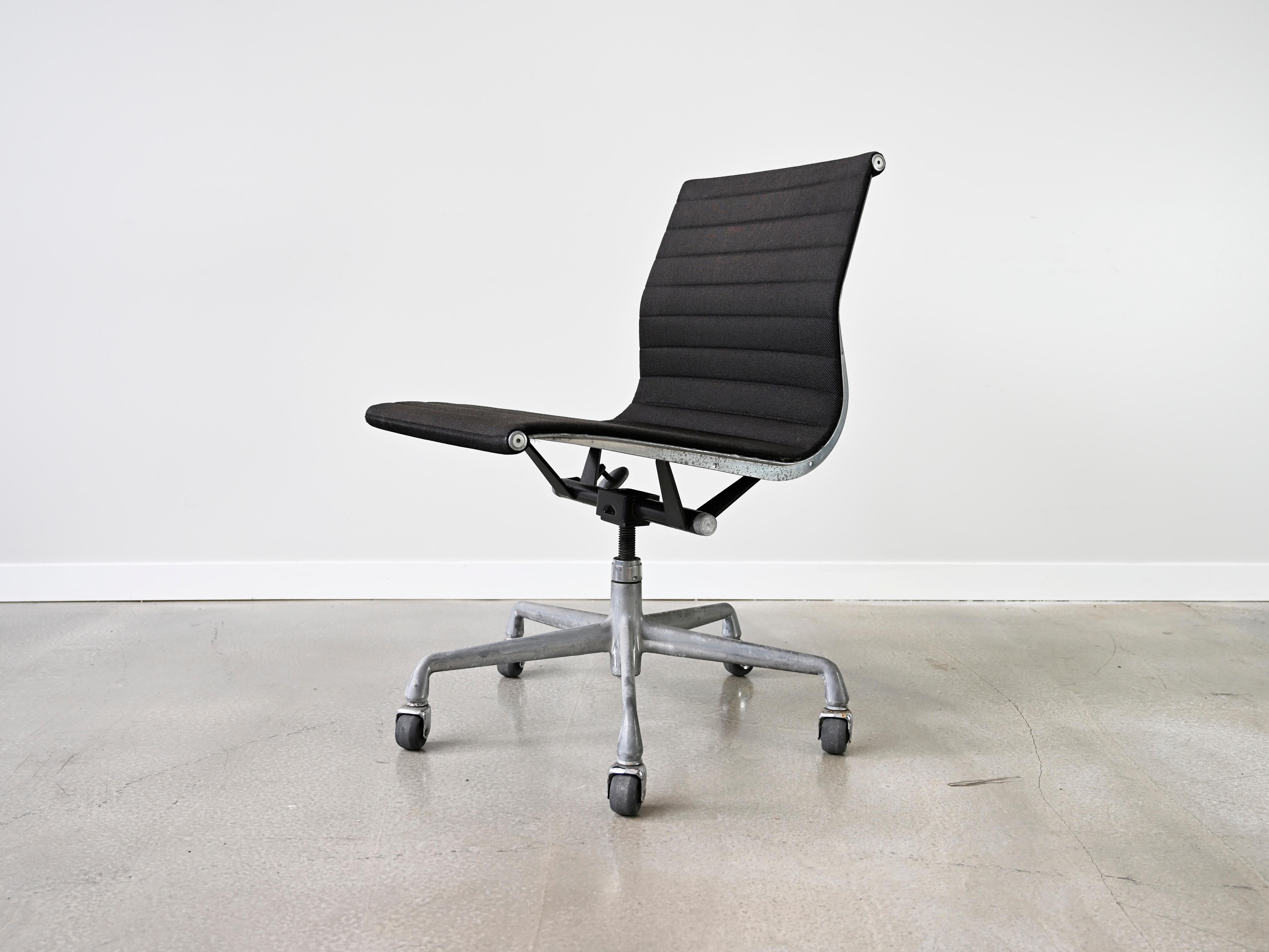 Sedie per la gestione dei gruppi in alluminio vintage Eames per Herman Miller - Set di 6 in vendita 9