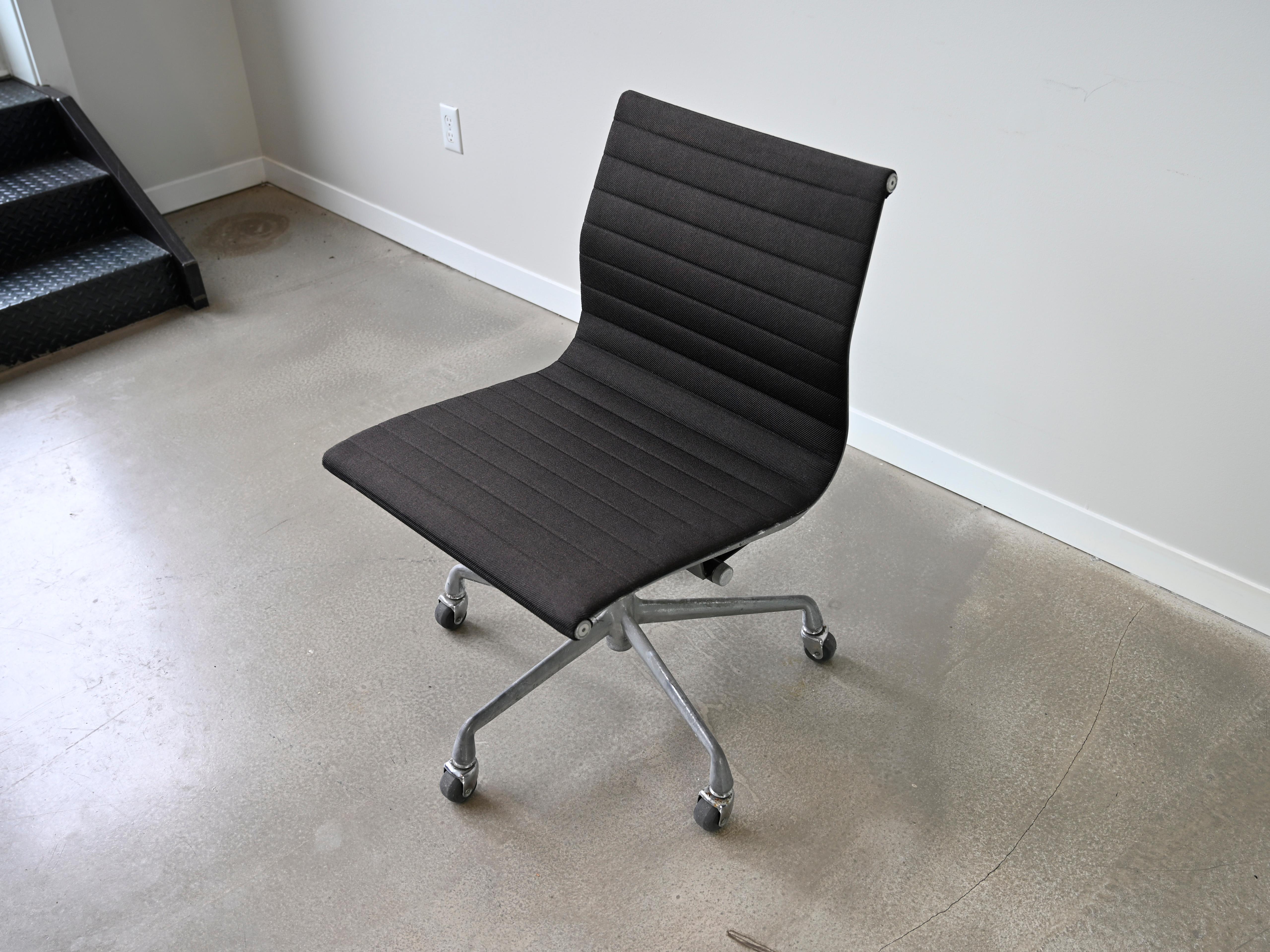 Sedie per la gestione dei gruppi in alluminio vintage Eames per Herman Miller - Set di 6 in vendita 10